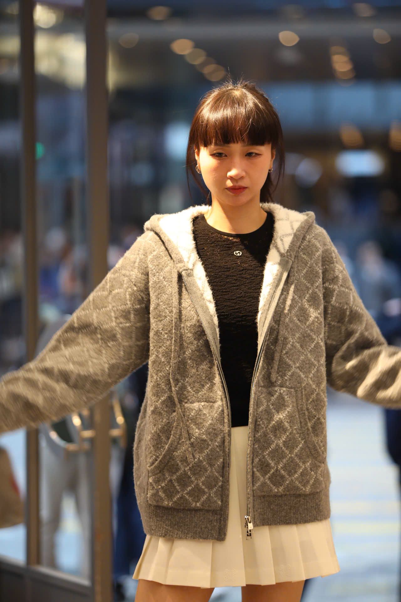  4.Áo khoác có mũ xám kẻ thoi dáng dài 