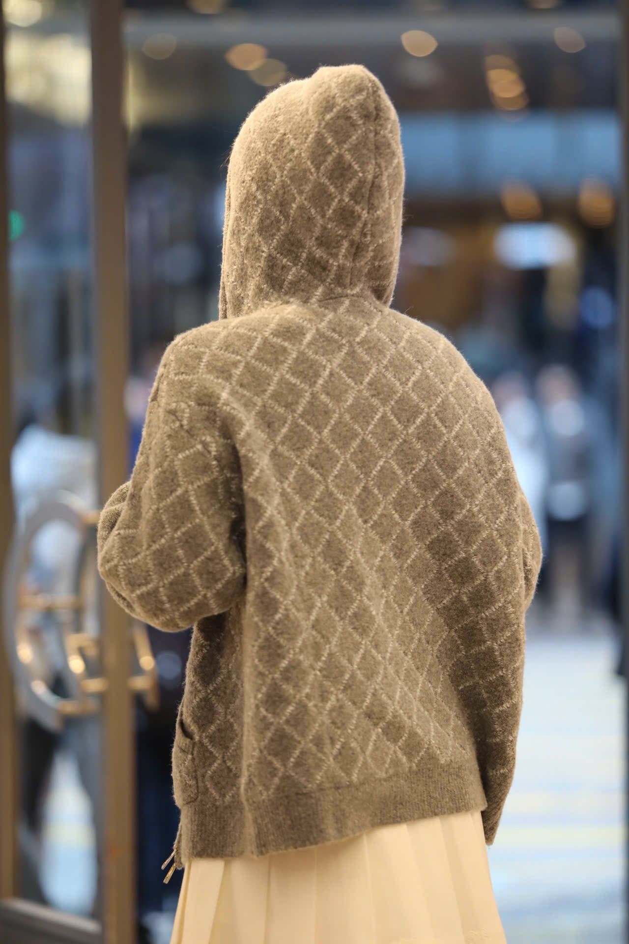  4.Áo khoác có mũ xám kẻ thoi dáng dài 