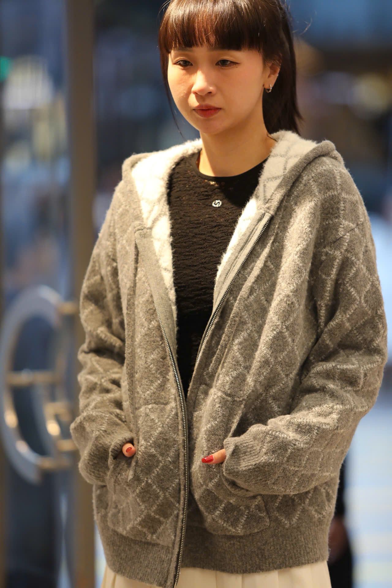  4.Áo khoác có mũ xám kẻ thoi dáng dài 