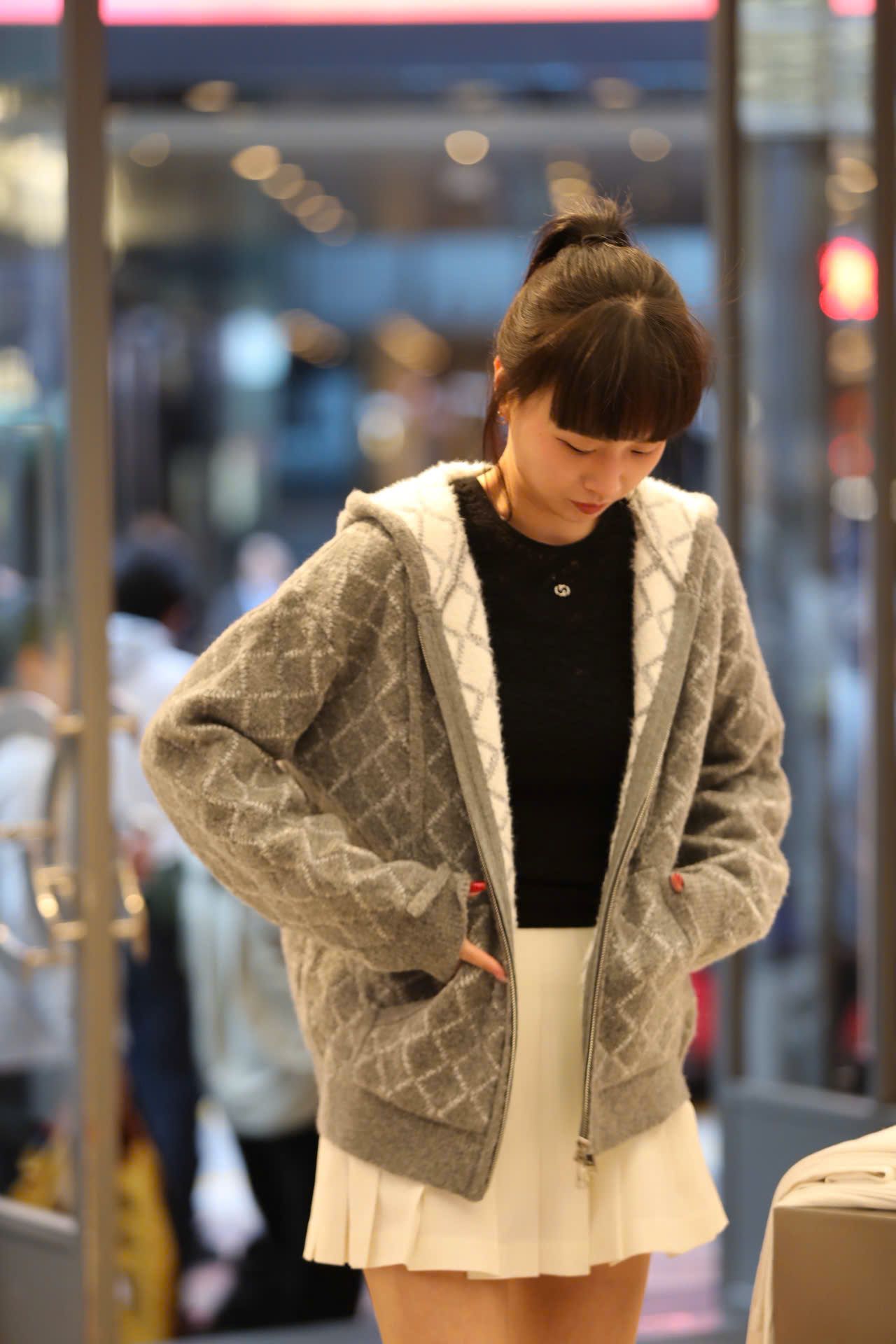  4.Áo khoác có mũ xám kẻ thoi dáng dài 