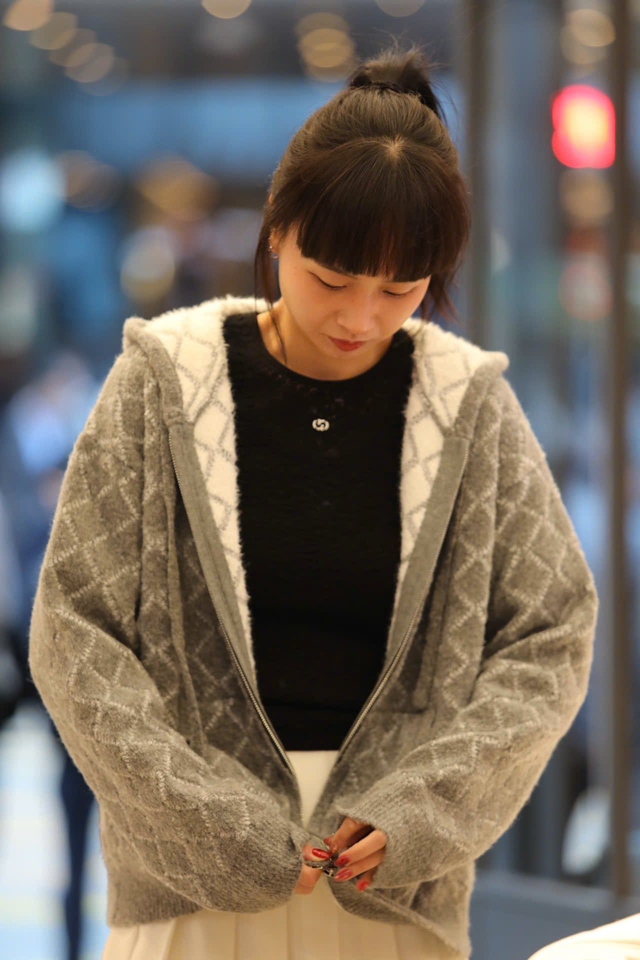  4.Áo khoác có mũ xám kẻ thoi dáng dài 