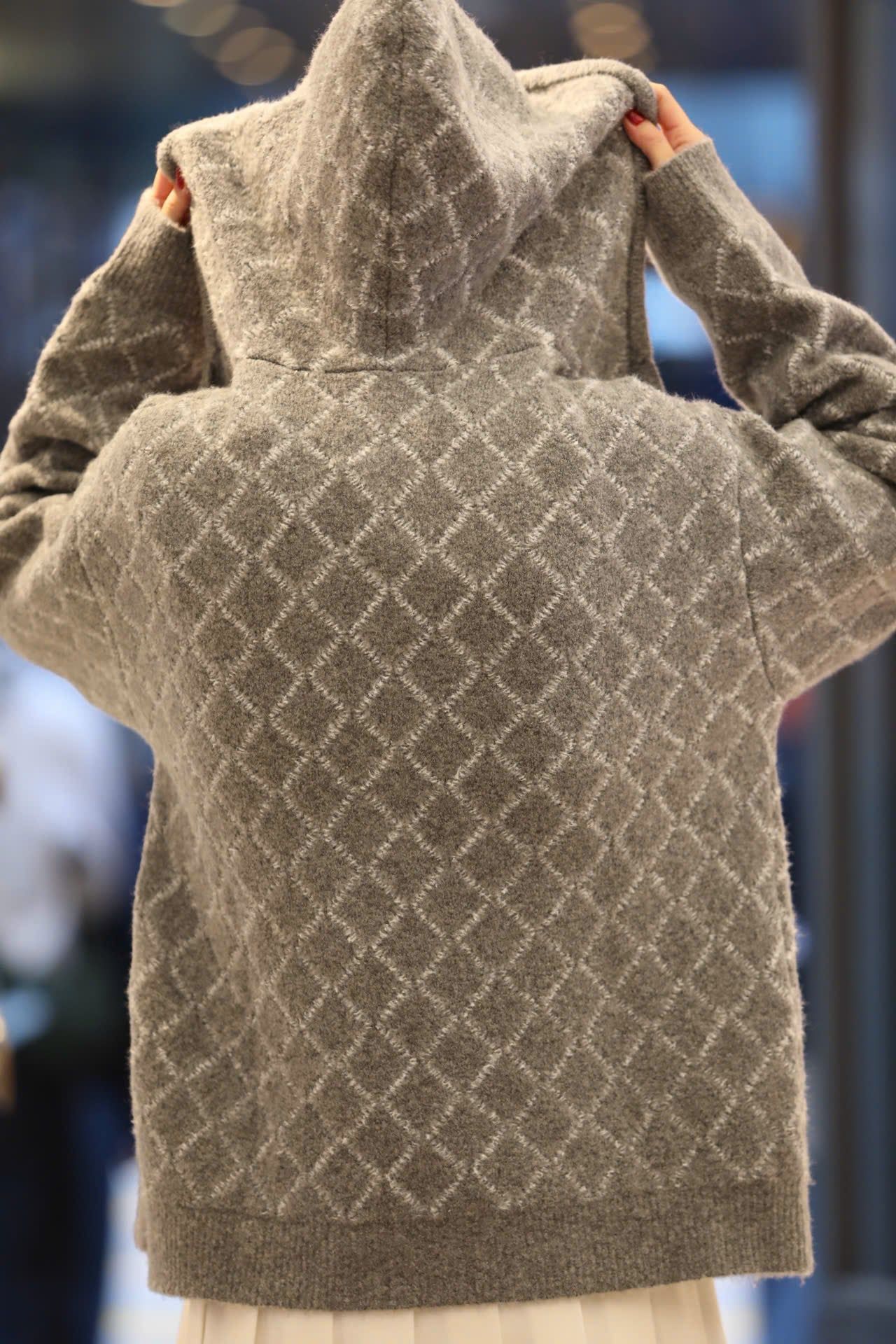  4.Áo khoác có mũ xám kẻ thoi dáng dài 