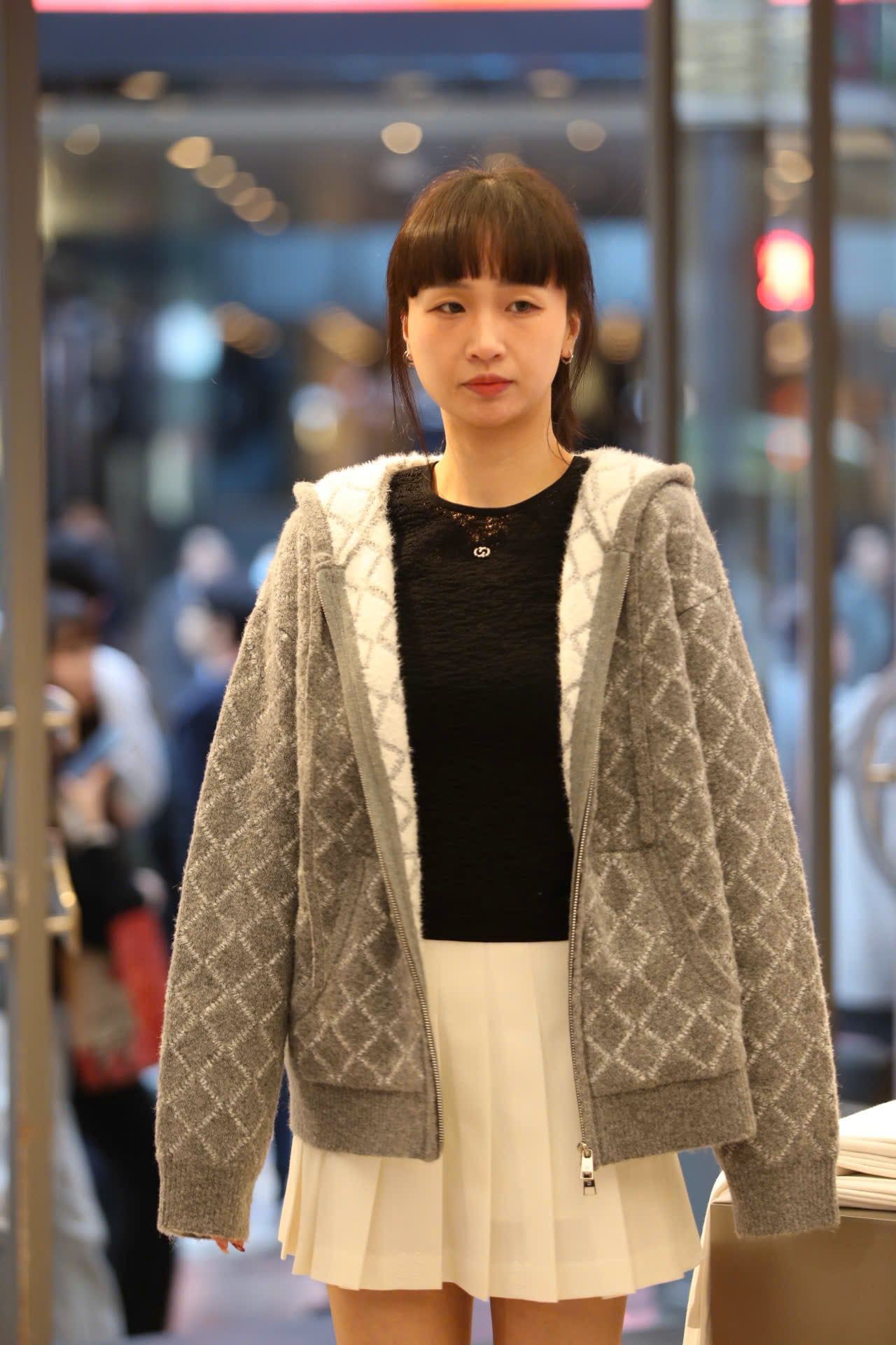  4.Áo khoác có mũ xám kẻ thoi dáng dài 