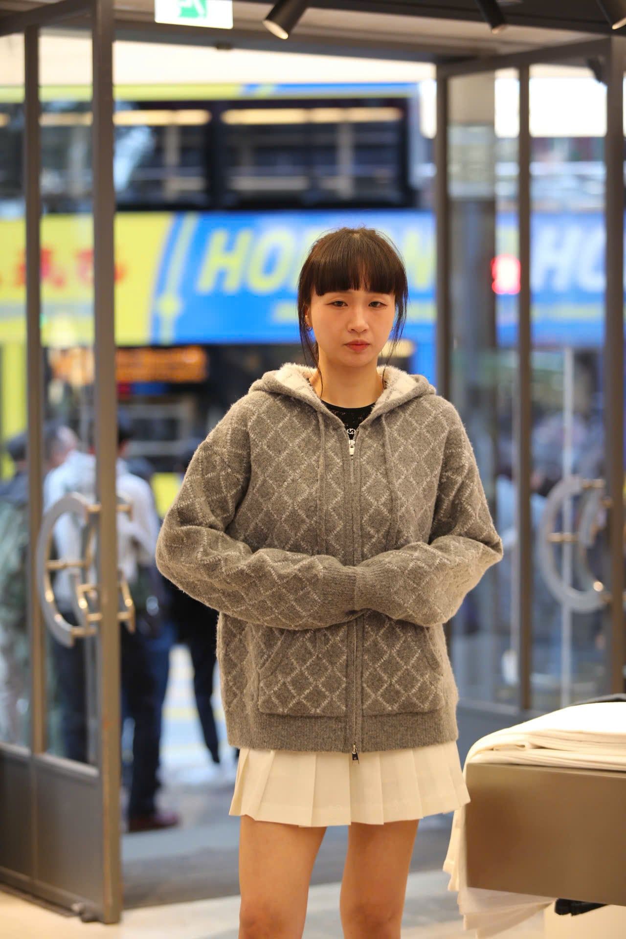  4.Áo khoác có mũ xám kẻ thoi dáng dài 