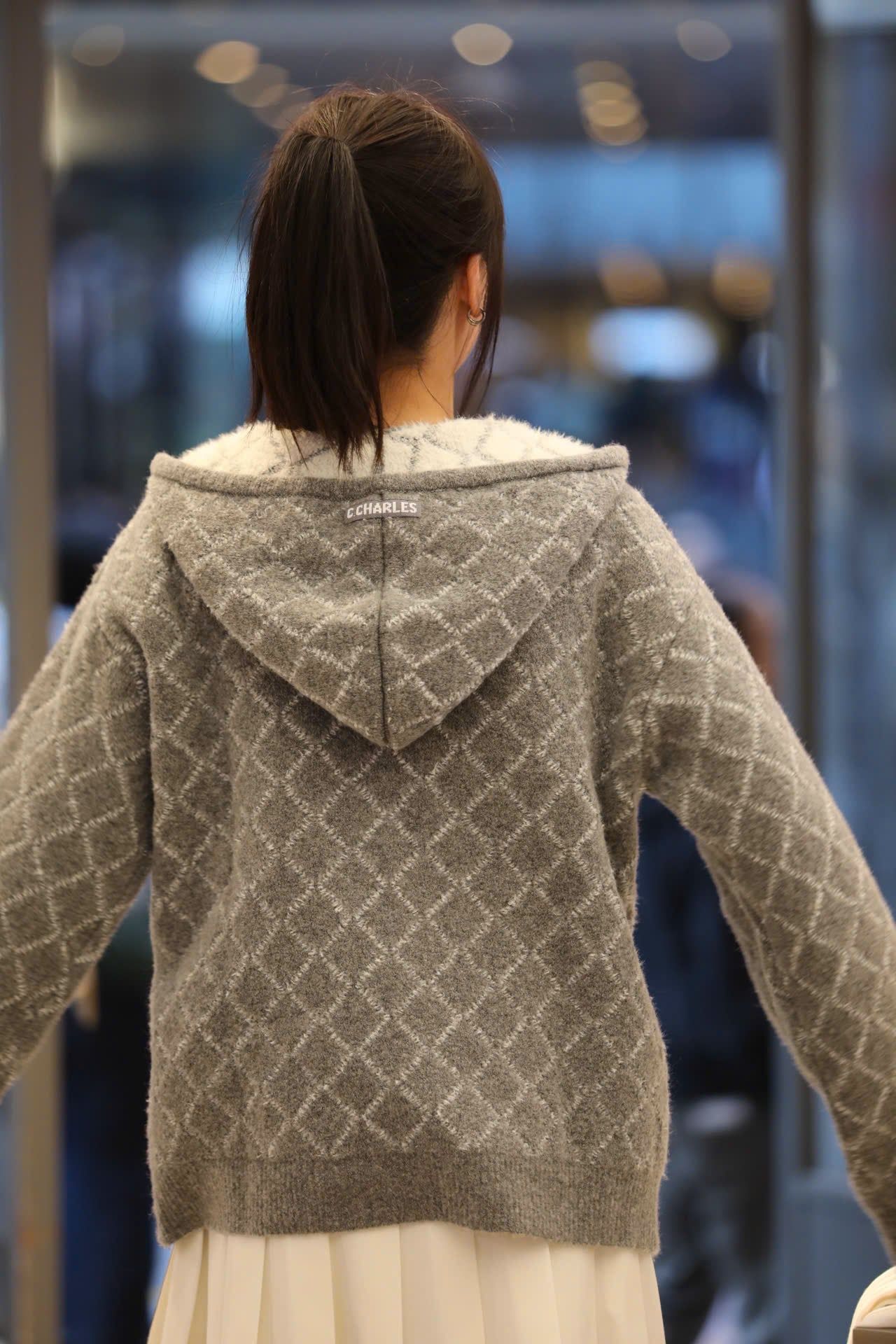  4.Áo khoác có mũ xám kẻ thoi dáng dài 