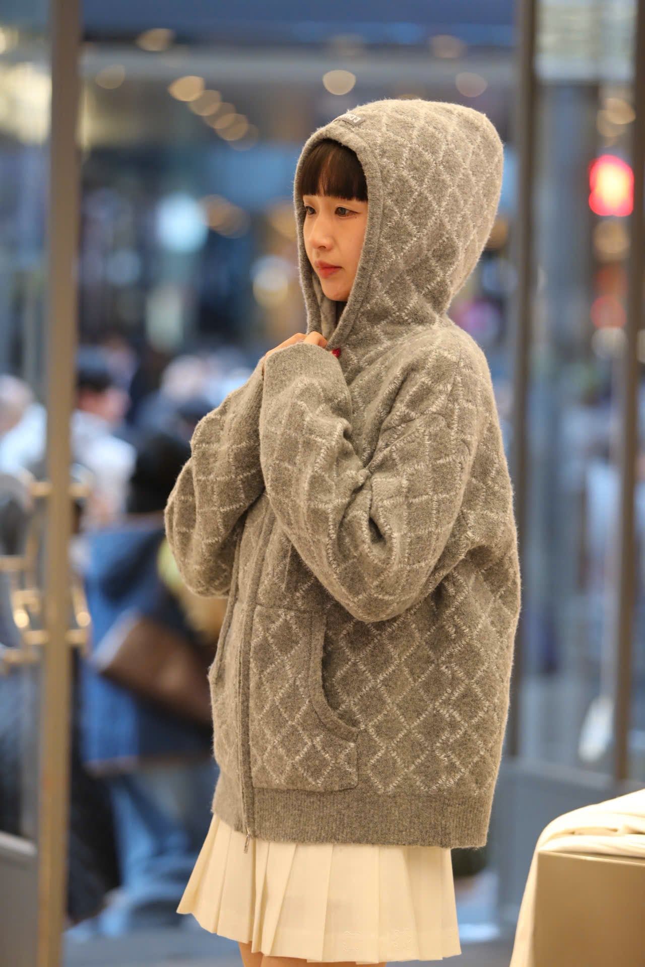  4.Áo khoác có mũ xám kẻ thoi dáng dài 