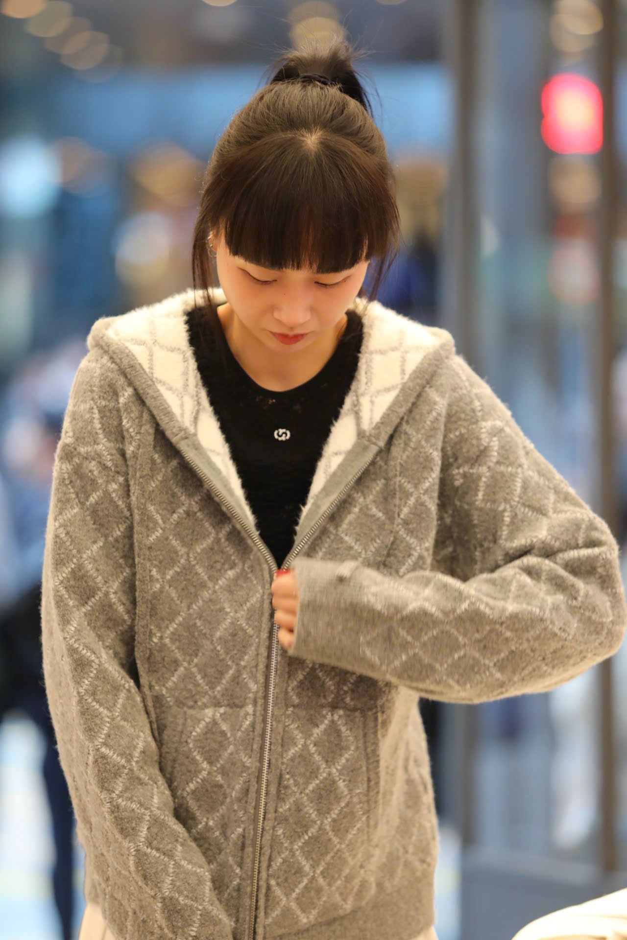  4.Áo khoác có mũ xám kẻ thoi dáng dài 