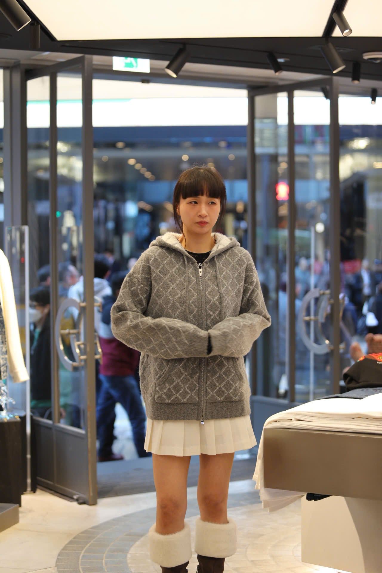  4.Áo khoác có mũ xám kẻ thoi dáng dài 