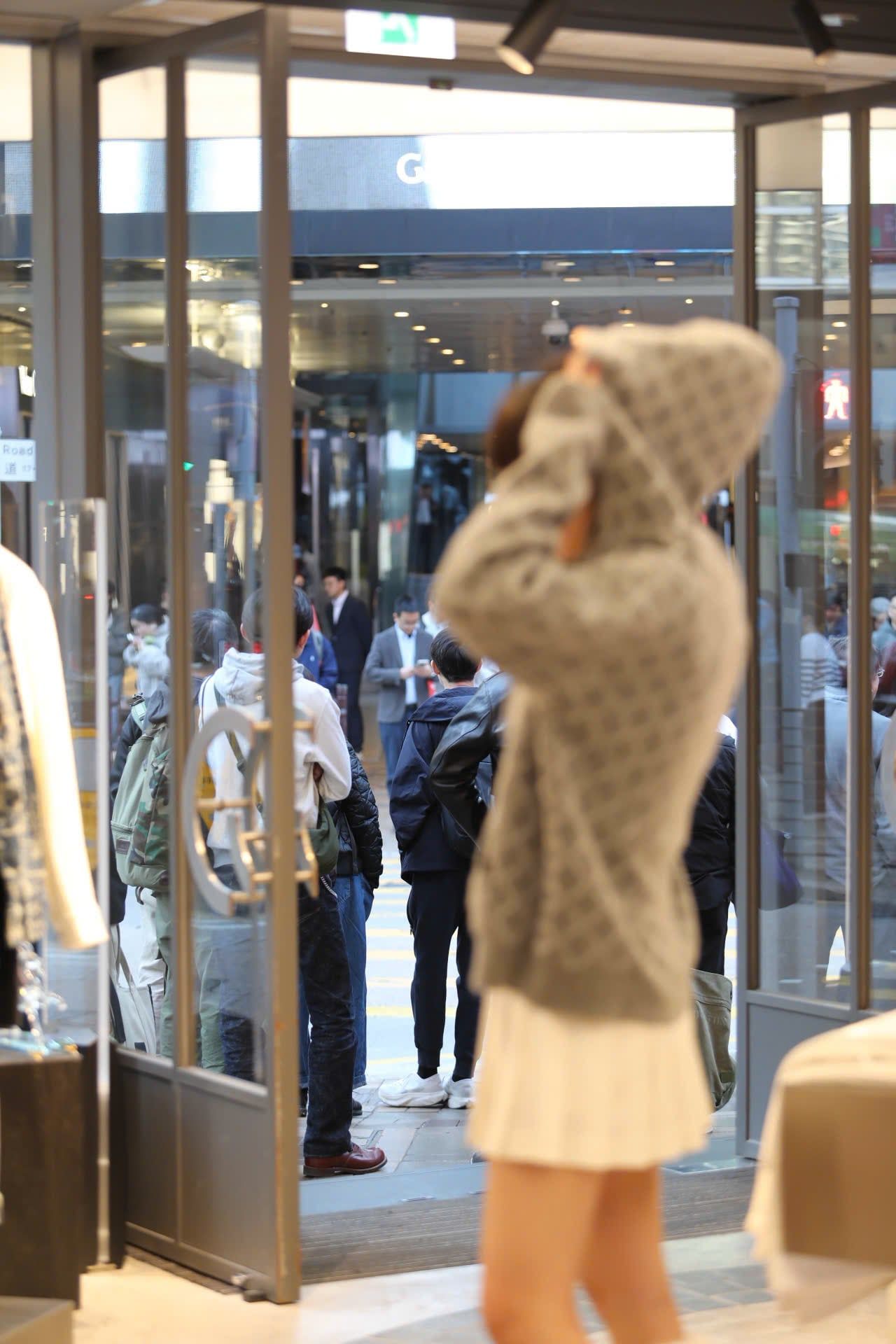  4.Áo khoác có mũ xám kẻ thoi dáng dài 