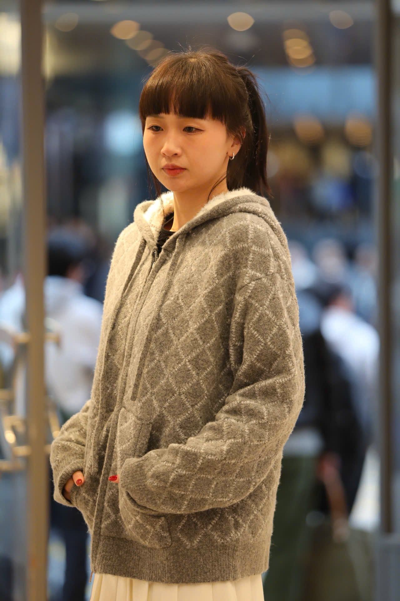  4.Áo khoác có mũ xám kẻ thoi dáng dài 