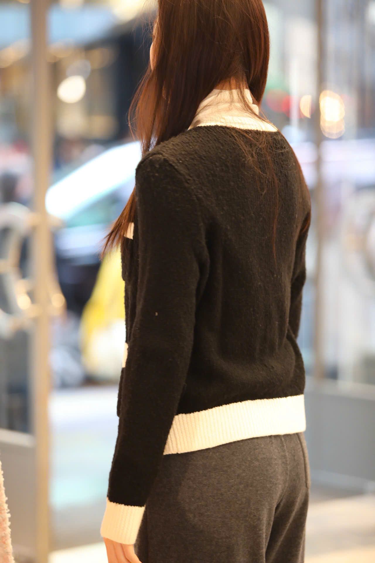  Áo CDG đen, 4 túi viền trắng 