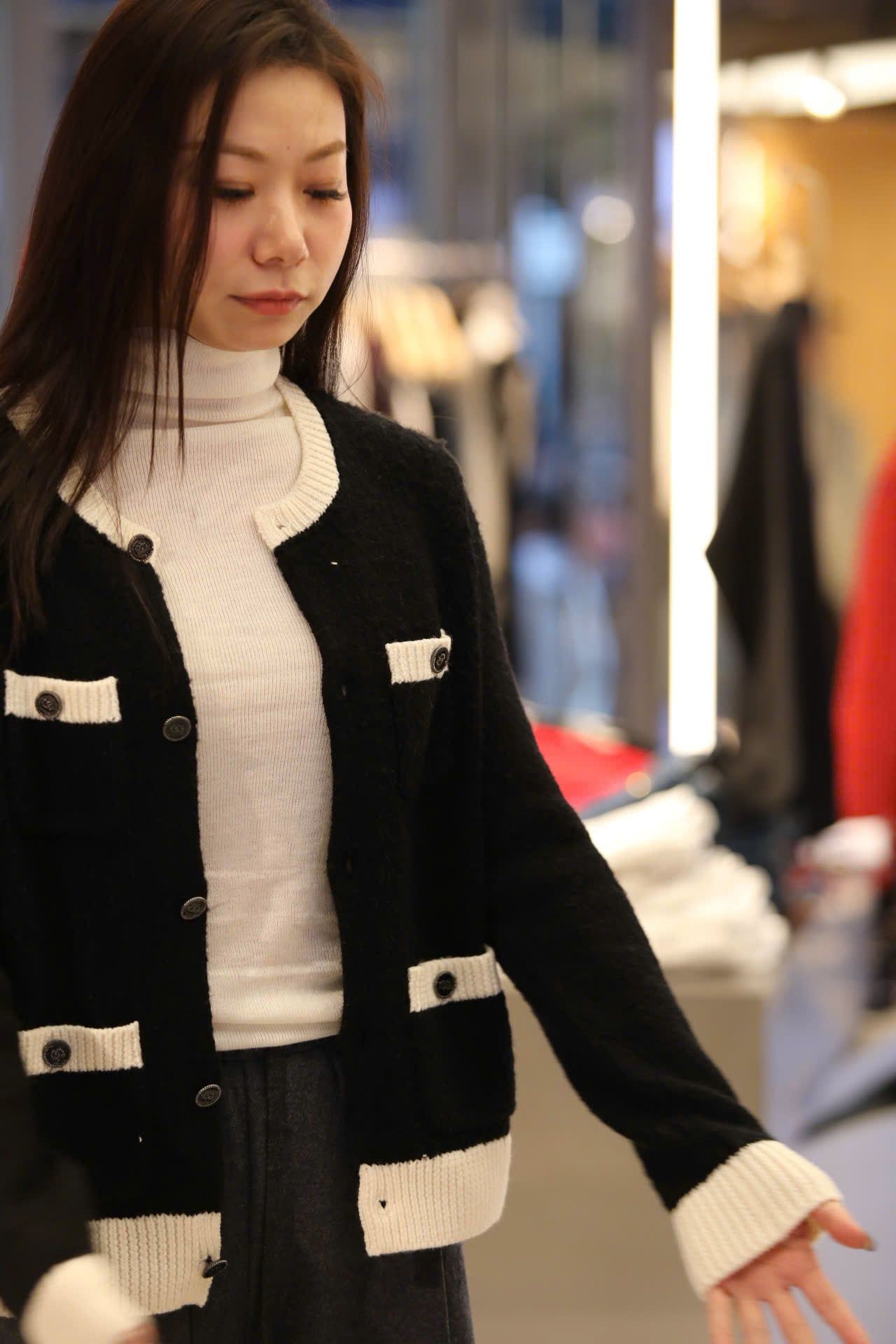  Áo CDG đen, 4 túi viền trắng 