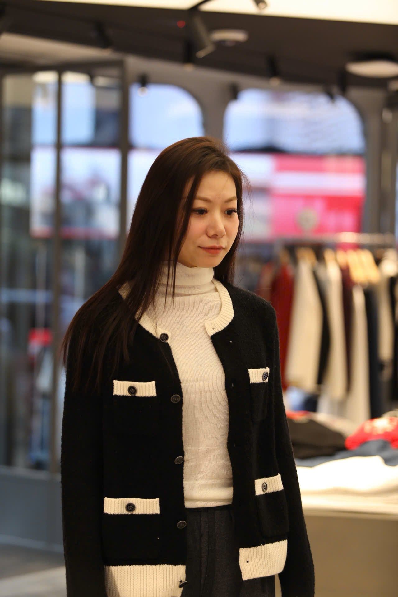  Áo CDG đen, 4 túi viền trắng 