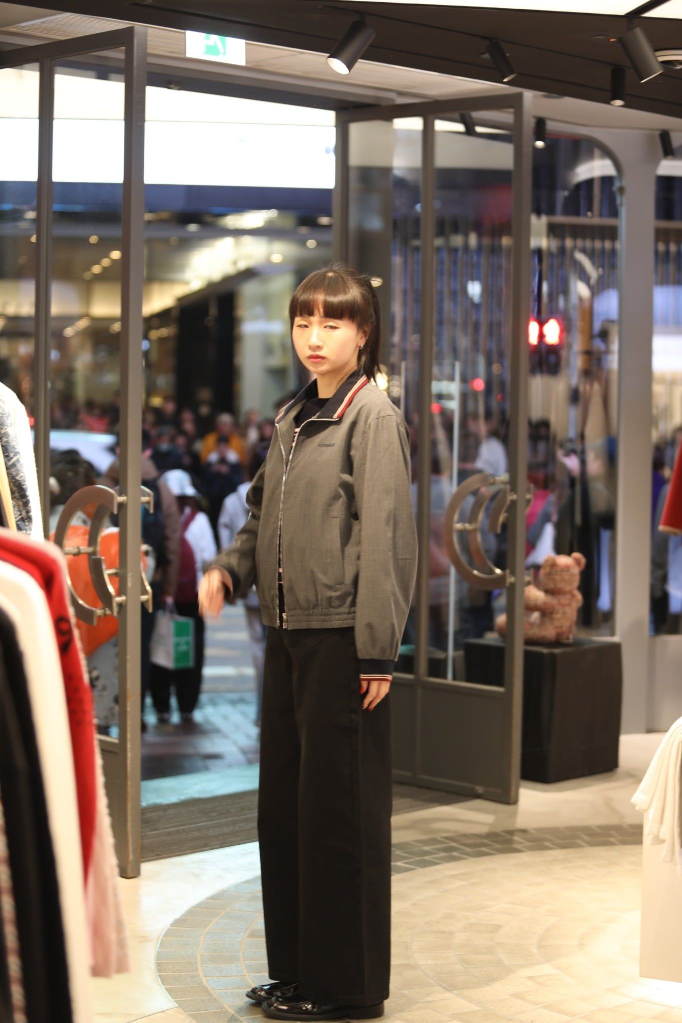  1.Áo khoác xám kéo khóa viền đỏ (SET) 