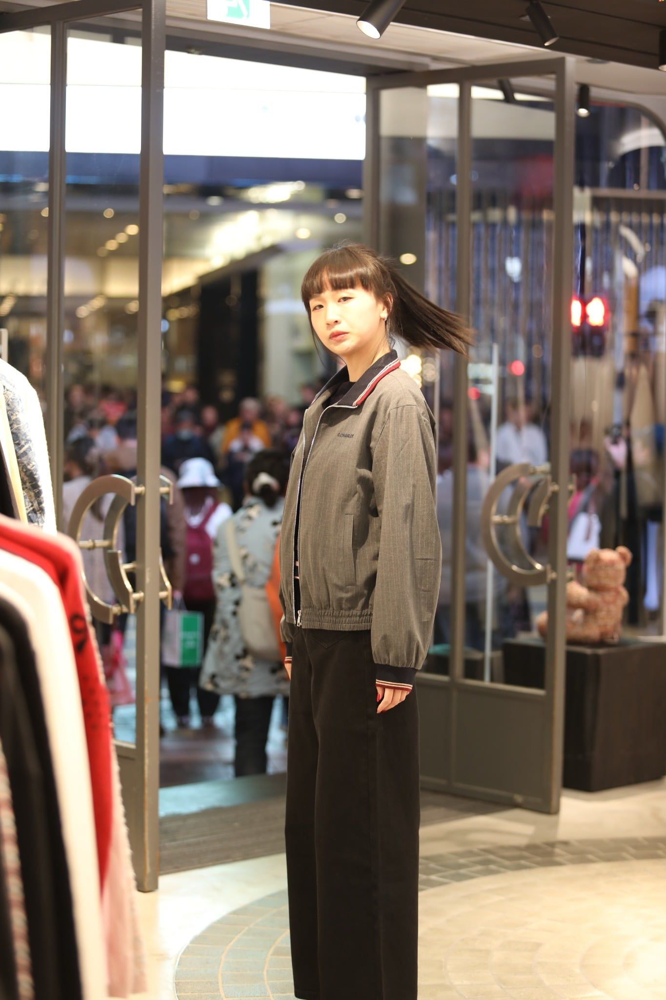  1.Áo khoác xám kéo khóa viền đỏ (SET) 