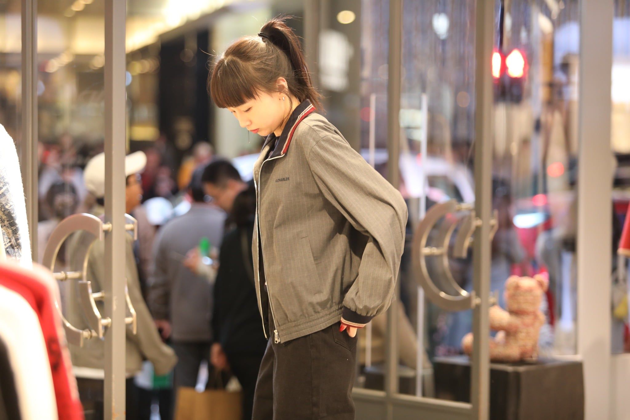  1.Áo khoác xám kéo khóa viền đỏ (SET) 