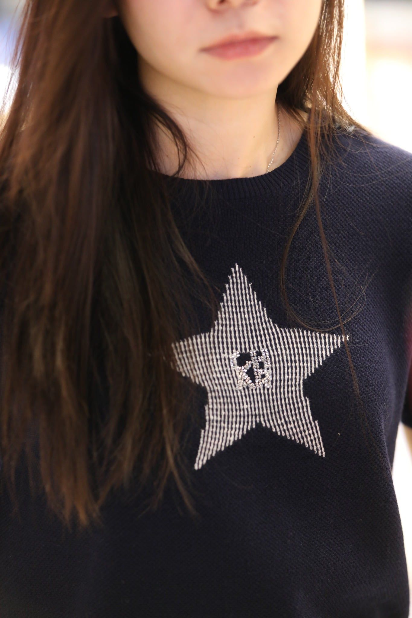  1.Áo navy ngắn tay, ngôi sao lớn đính đá ngực 