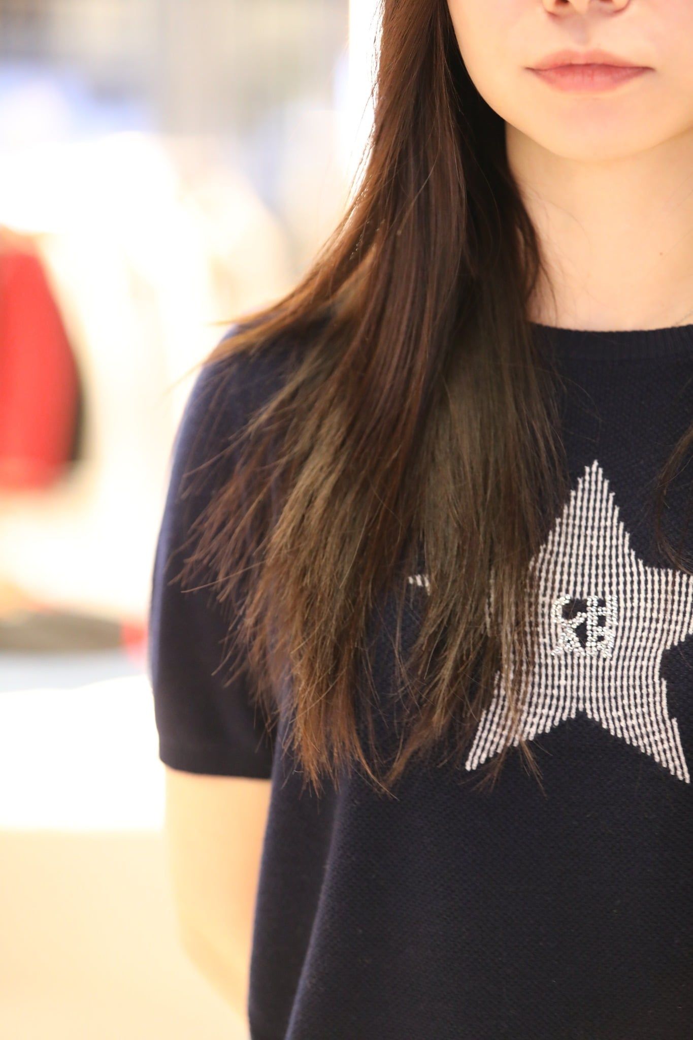  1.Áo navy ngắn tay, ngôi sao lớn đính đá ngực 