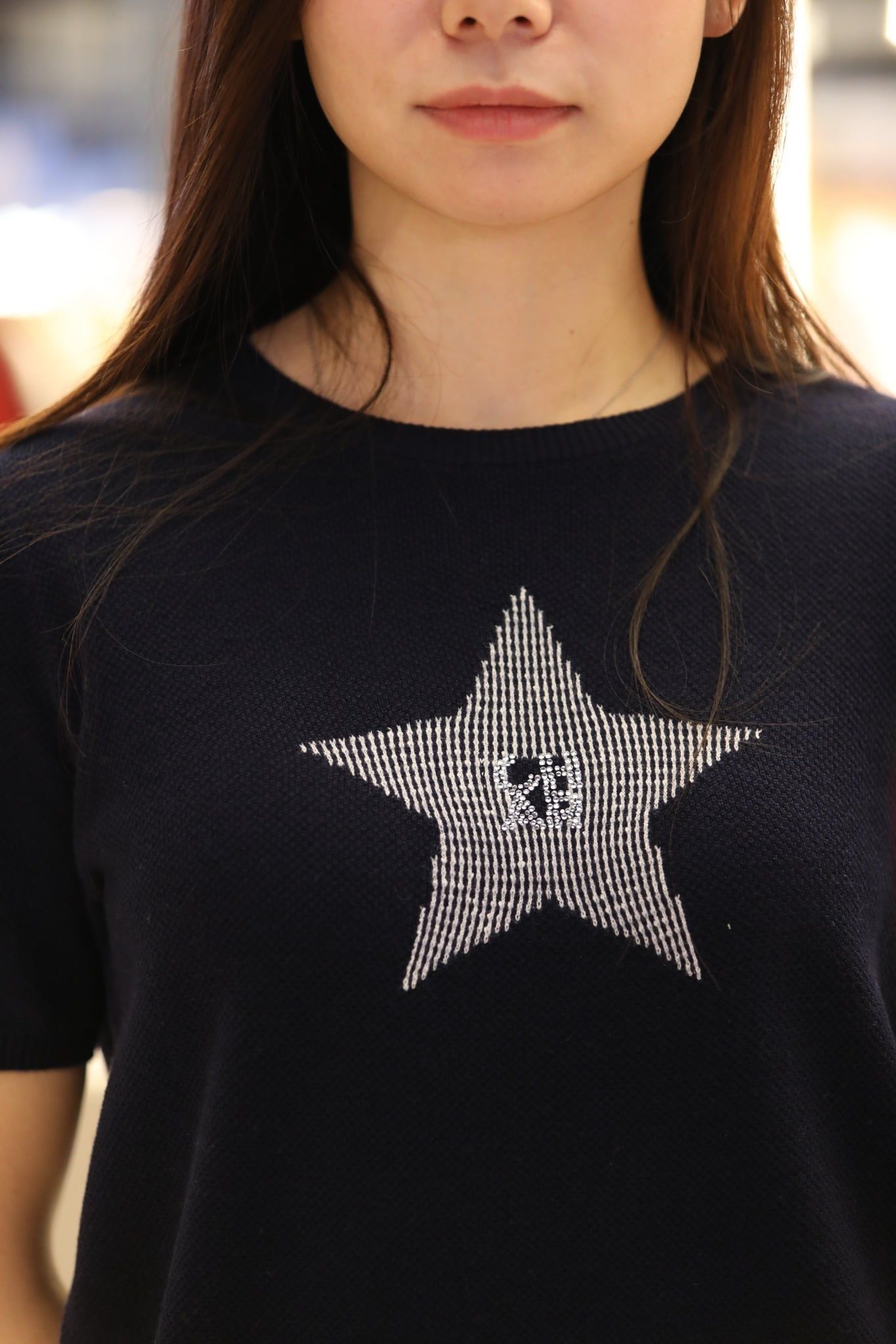  1.Áo navy ngắn tay, ngôi sao lớn đính đá ngực 