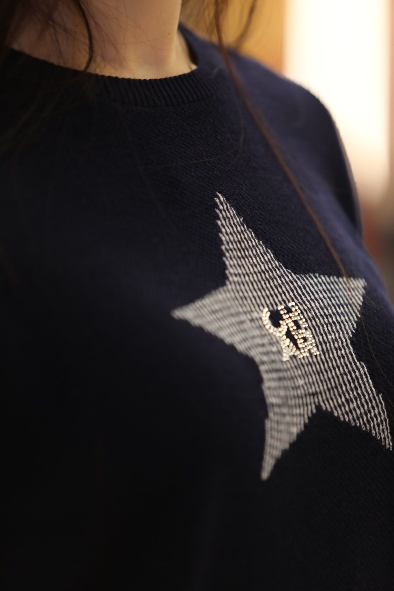  1.Áo navy ngắn tay, ngôi sao lớn đính đá ngực 