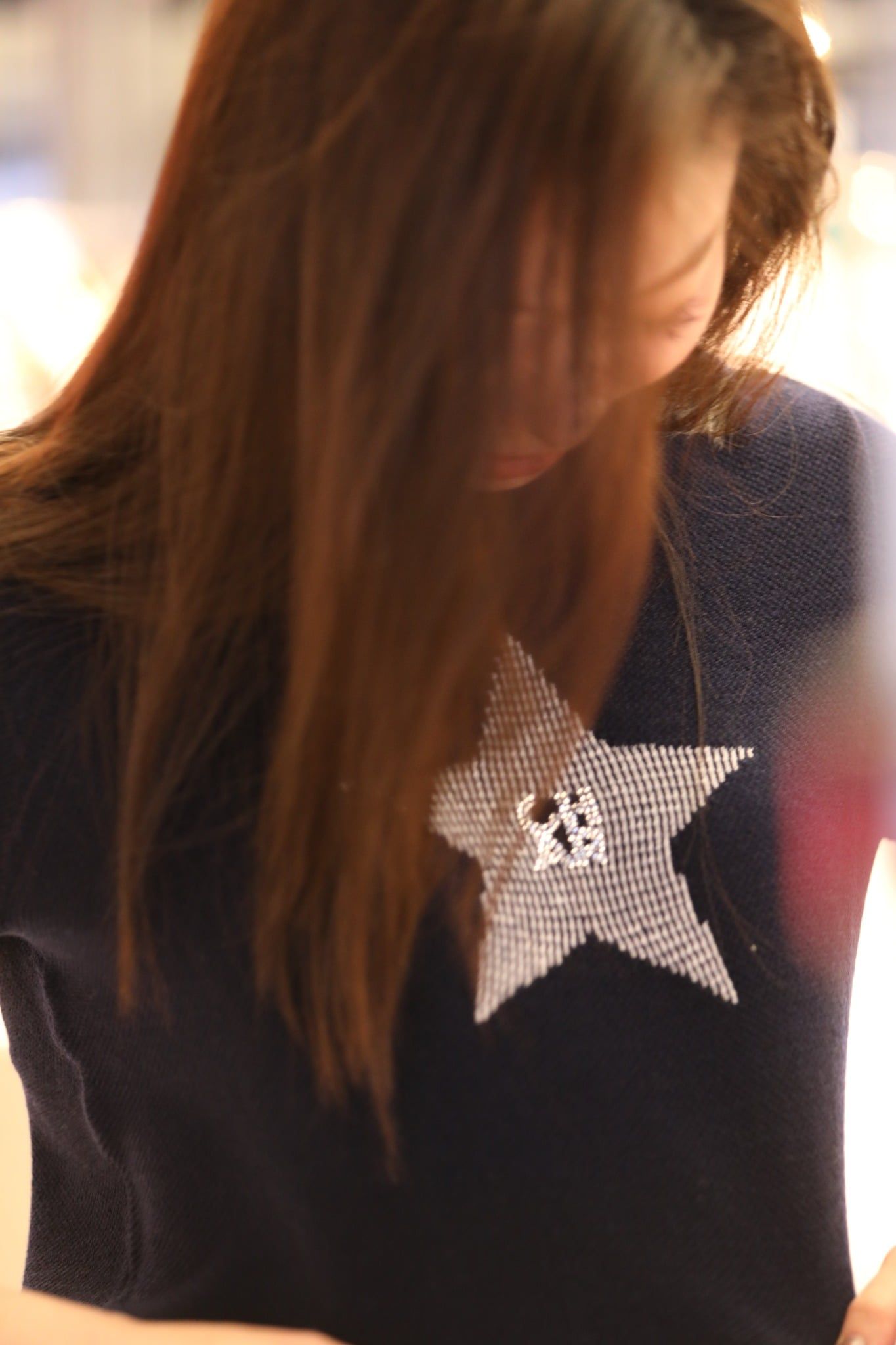  1.Áo navy ngắn tay, ngôi sao lớn đính đá ngực 