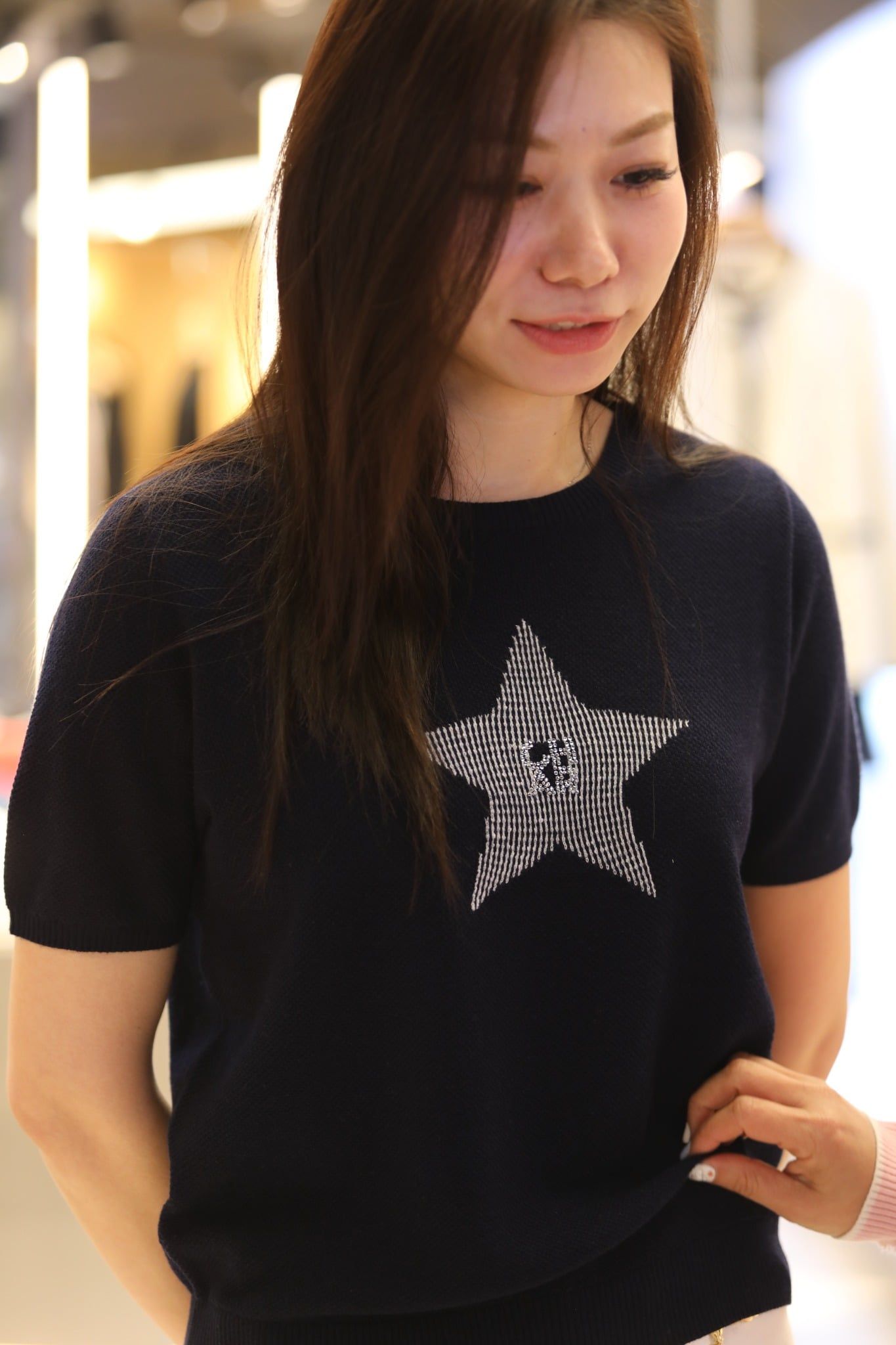  1.Áo navy ngắn tay, ngôi sao lớn đính đá ngực 