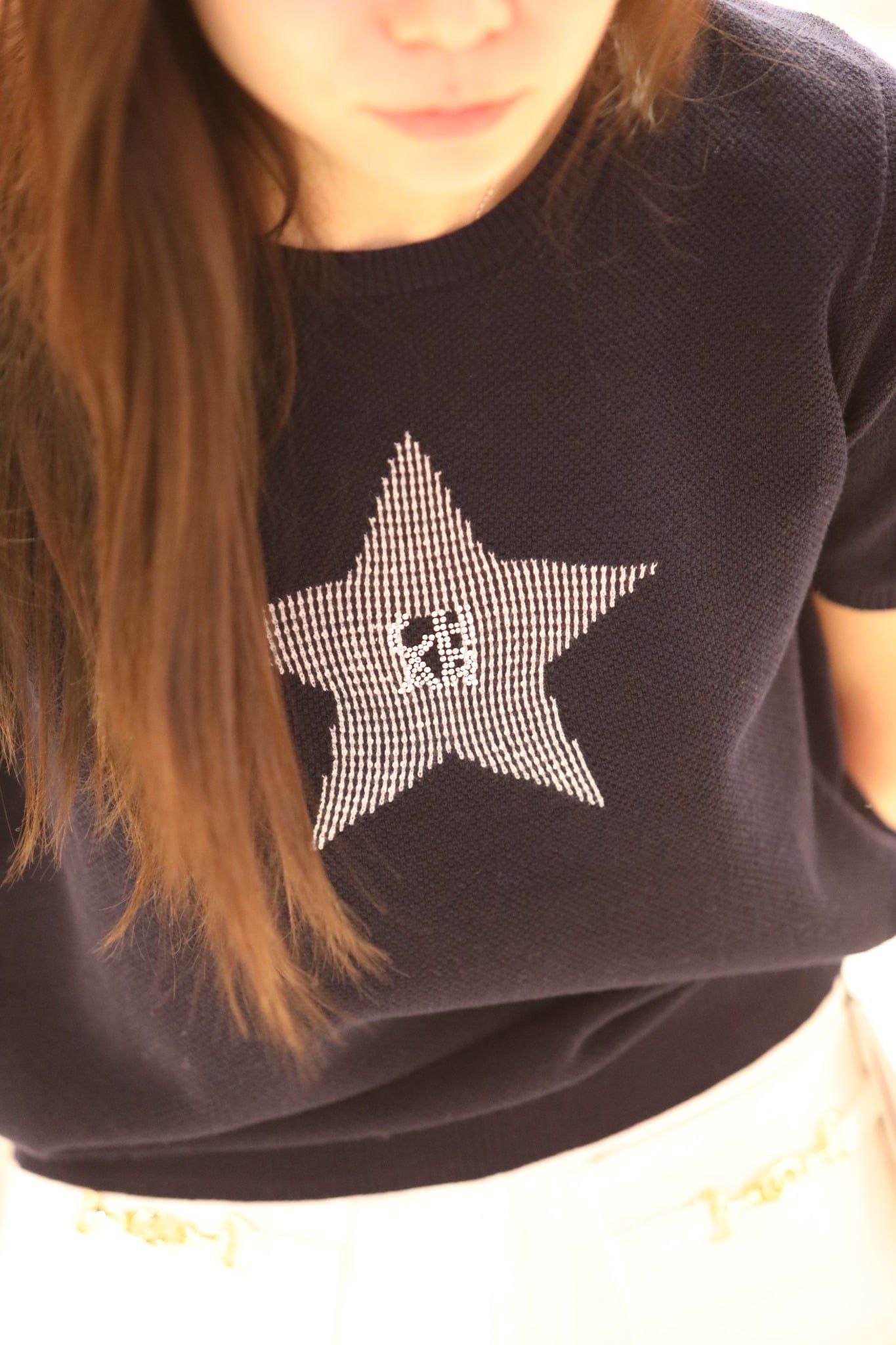  1.Áo navy ngắn tay, ngôi sao lớn đính đá ngực 