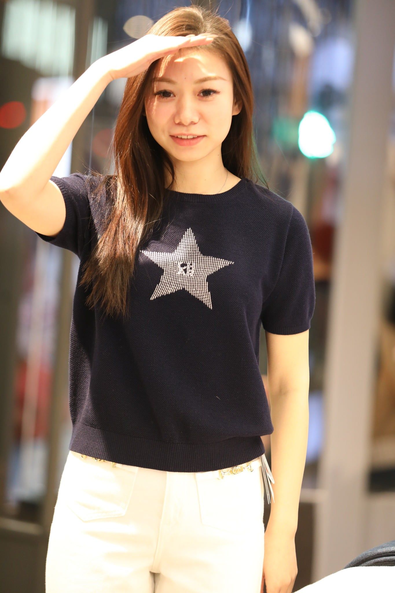  1.Áo navy ngắn tay, ngôi sao lớn đính đá ngực 