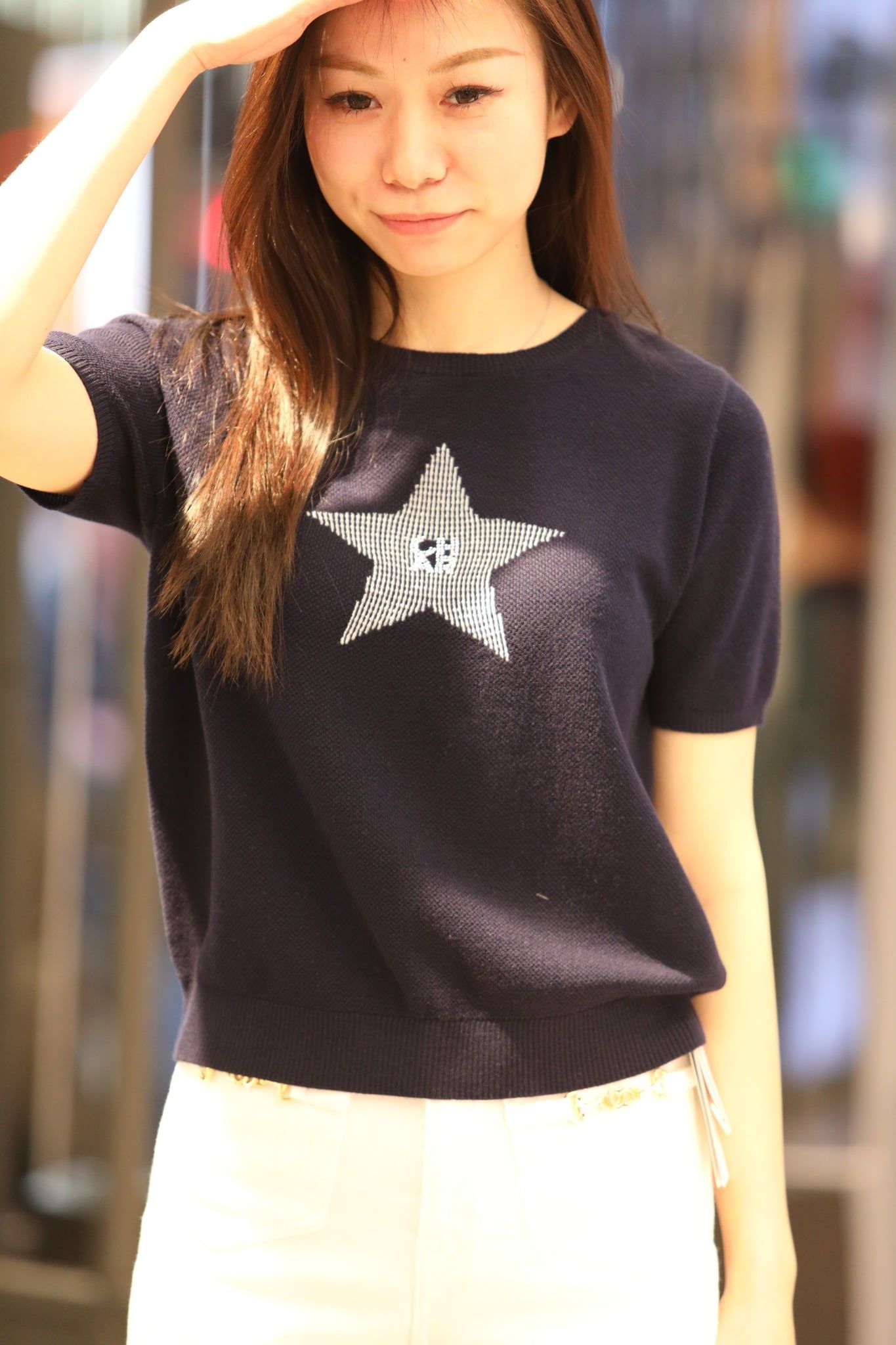  1.Áo navy ngắn tay, ngôi sao lớn đính đá ngực 