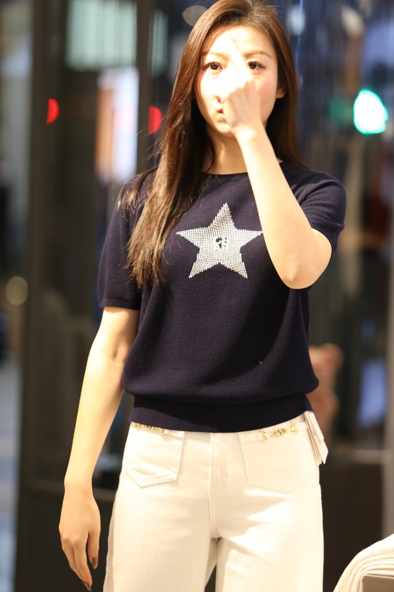  1.Áo navy ngắn tay, ngôi sao lớn đính đá ngực 