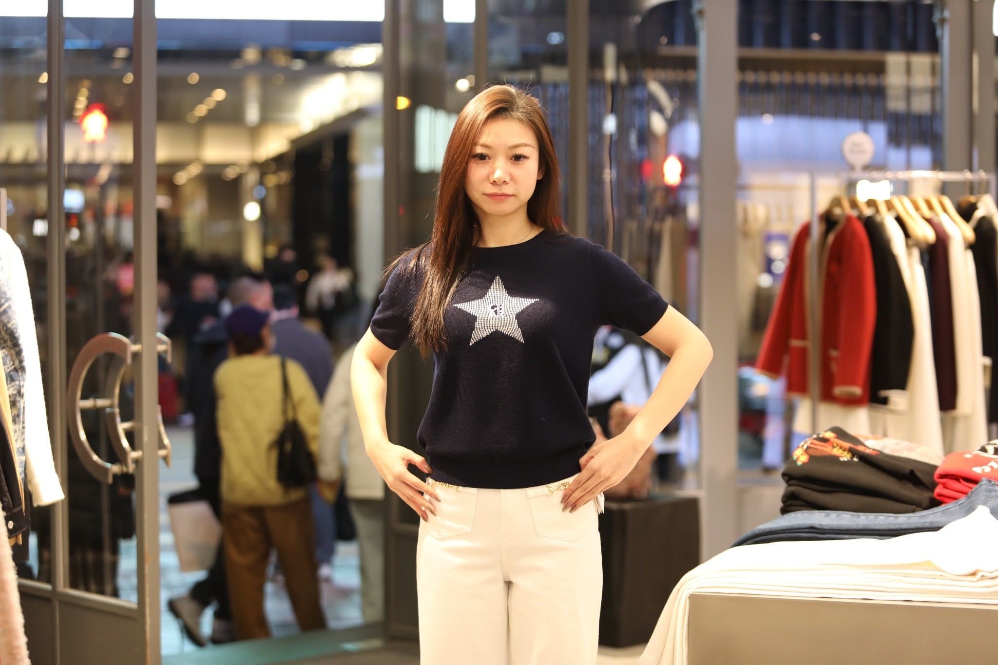  1.Áo navy ngắn tay, ngôi sao lớn đính đá ngực 