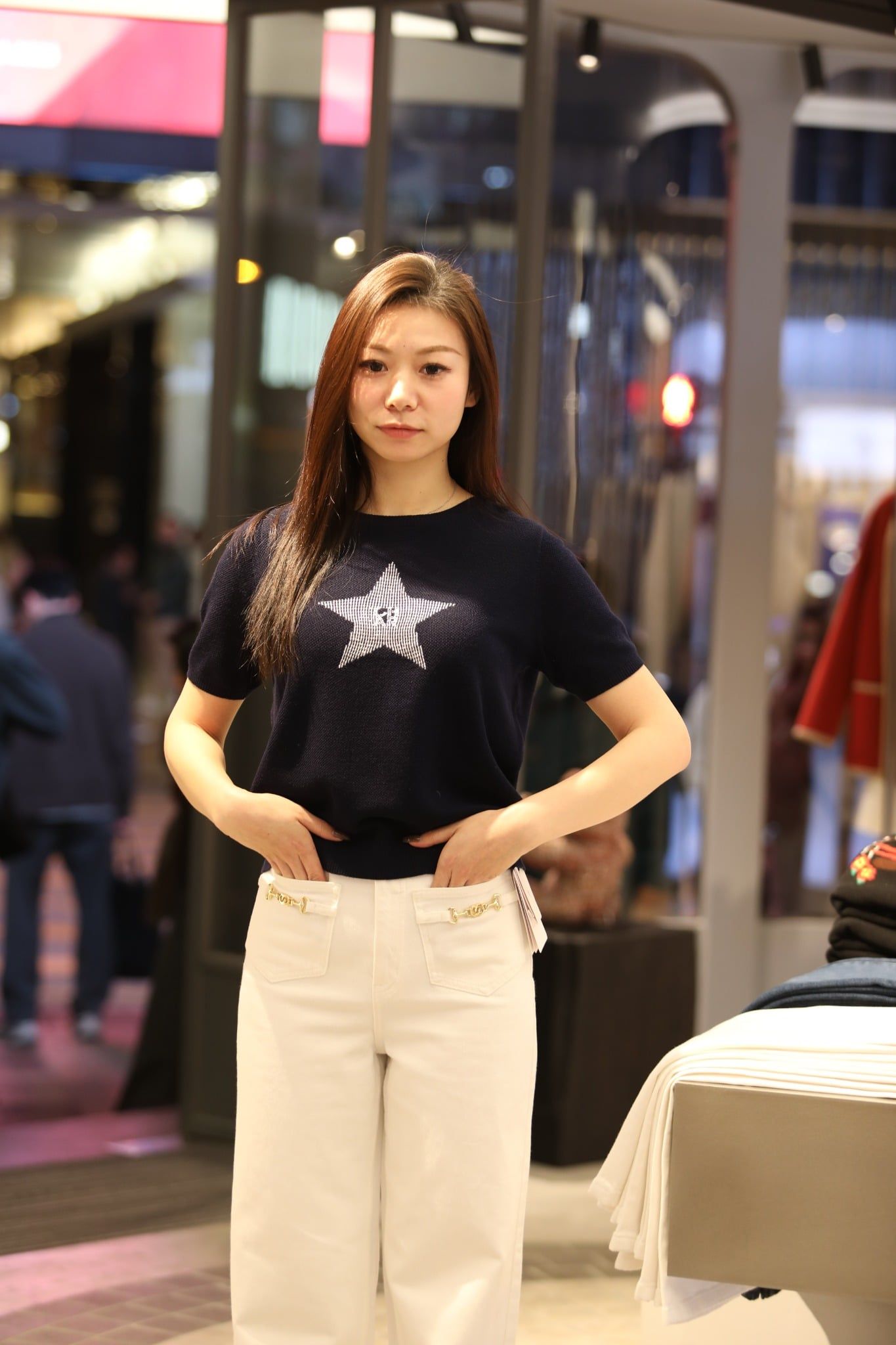  1.Áo navy ngắn tay, ngôi sao lớn đính đá ngực 