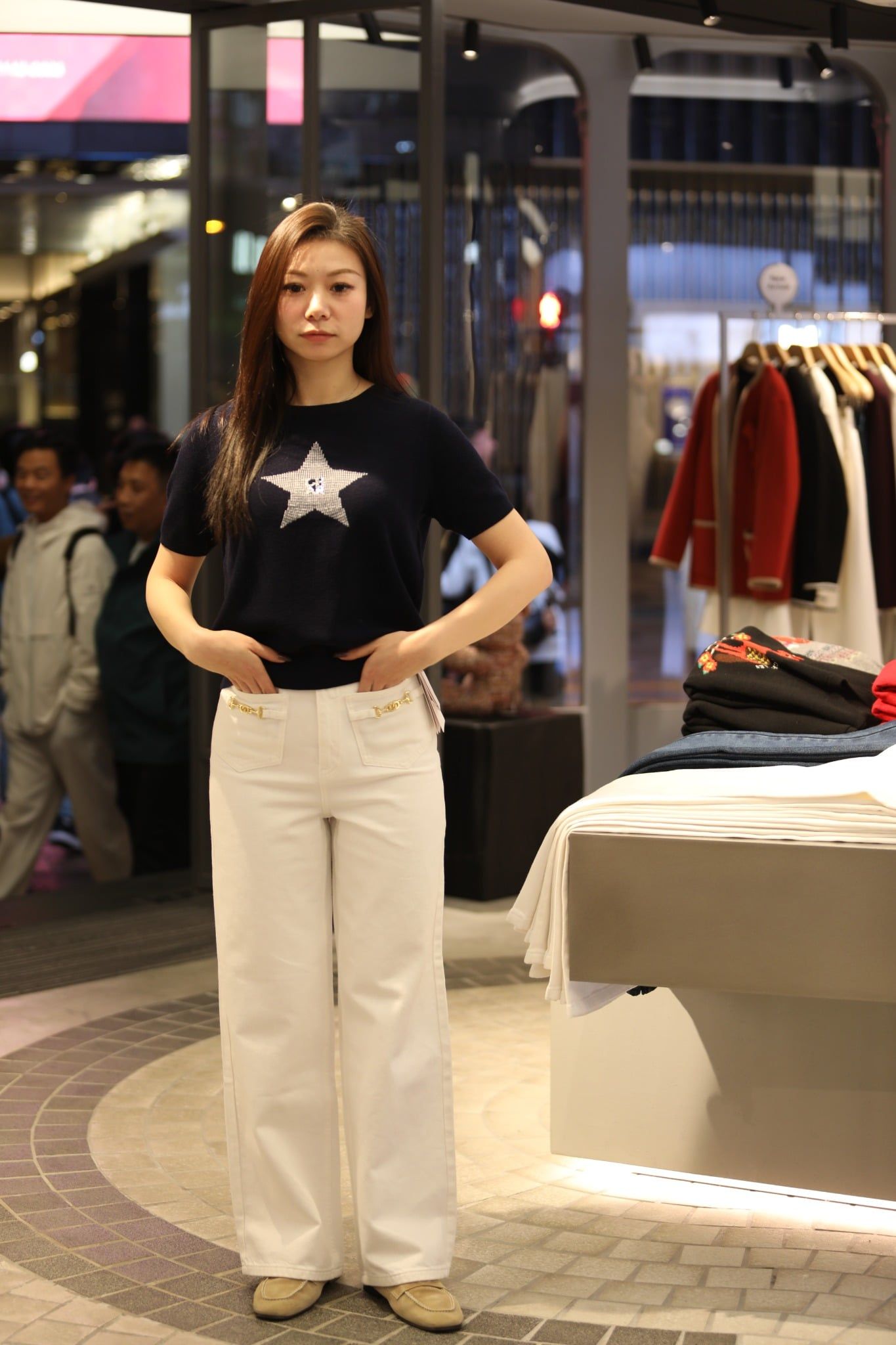  1.Áo navy ngắn tay, ngôi sao lớn đính đá ngực 