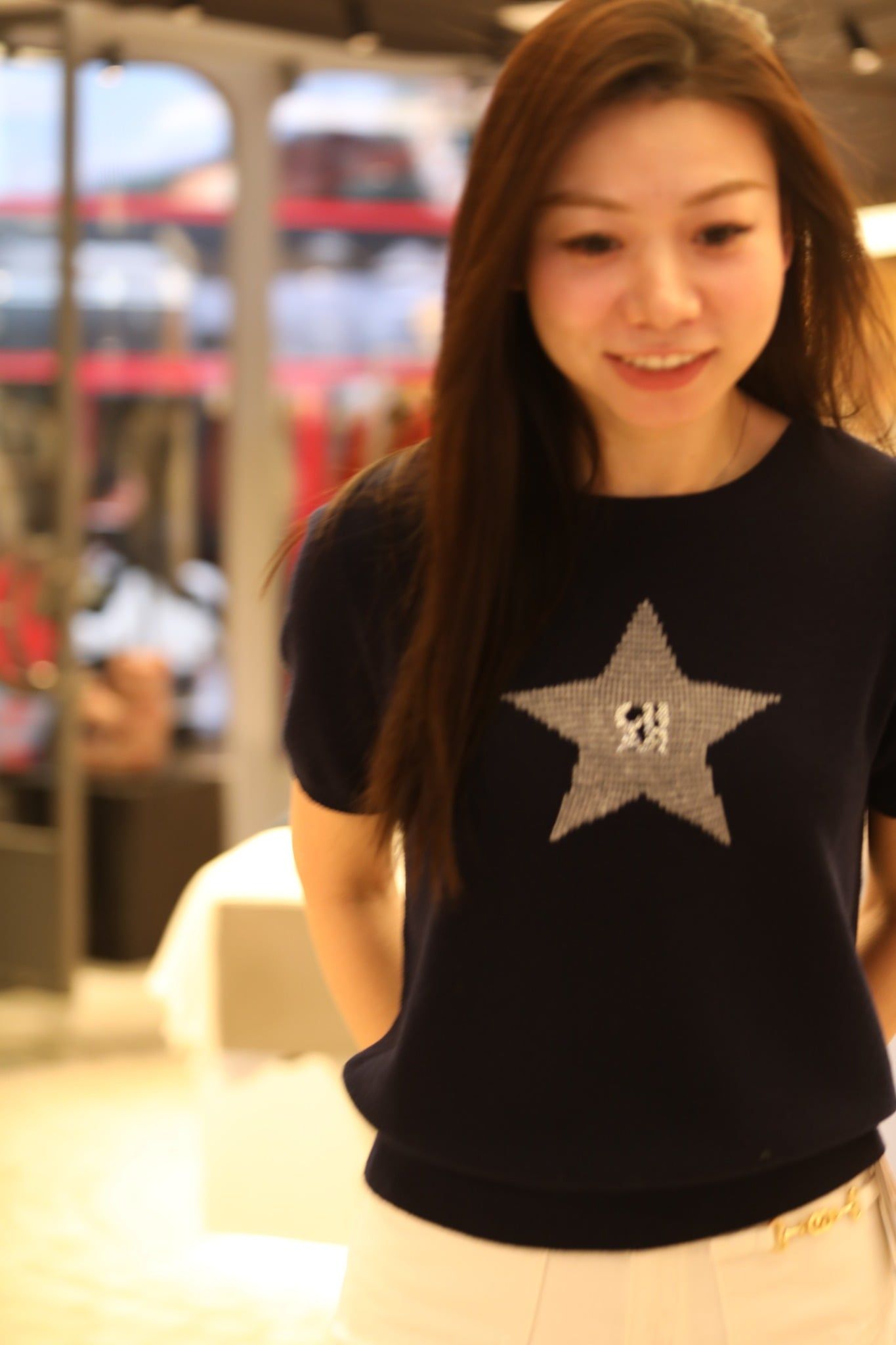  1.Áo navy ngắn tay, ngôi sao lớn đính đá ngực 