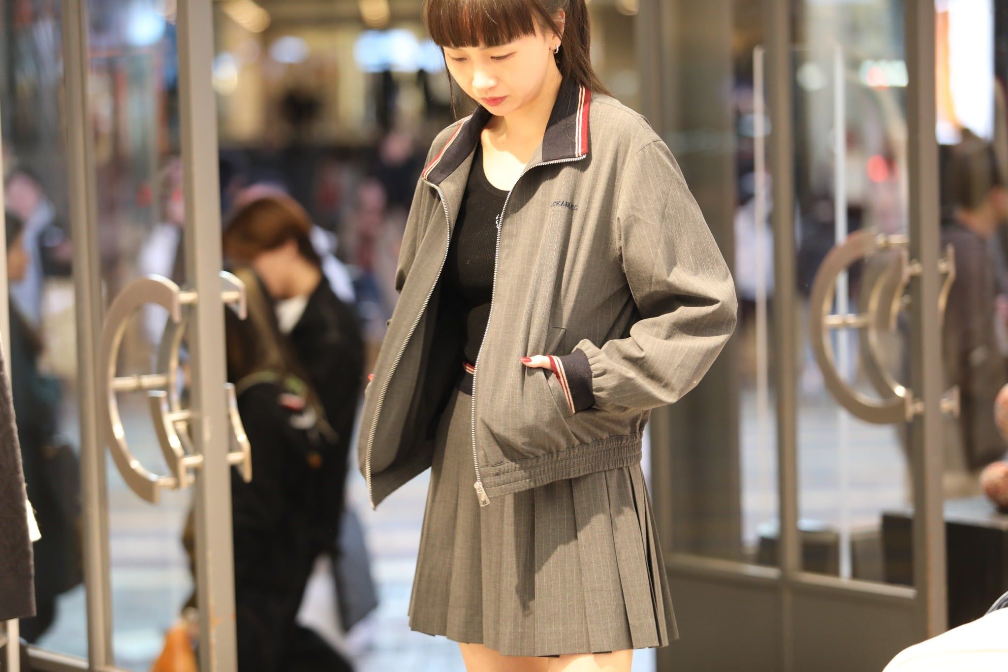  1.Áo khoác xám kéo khóa viền đỏ (SET) 