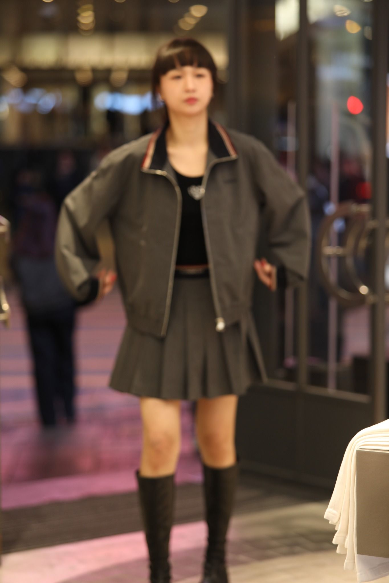  2.Chân váy ngắn xám kẻ chun đen(SET) 