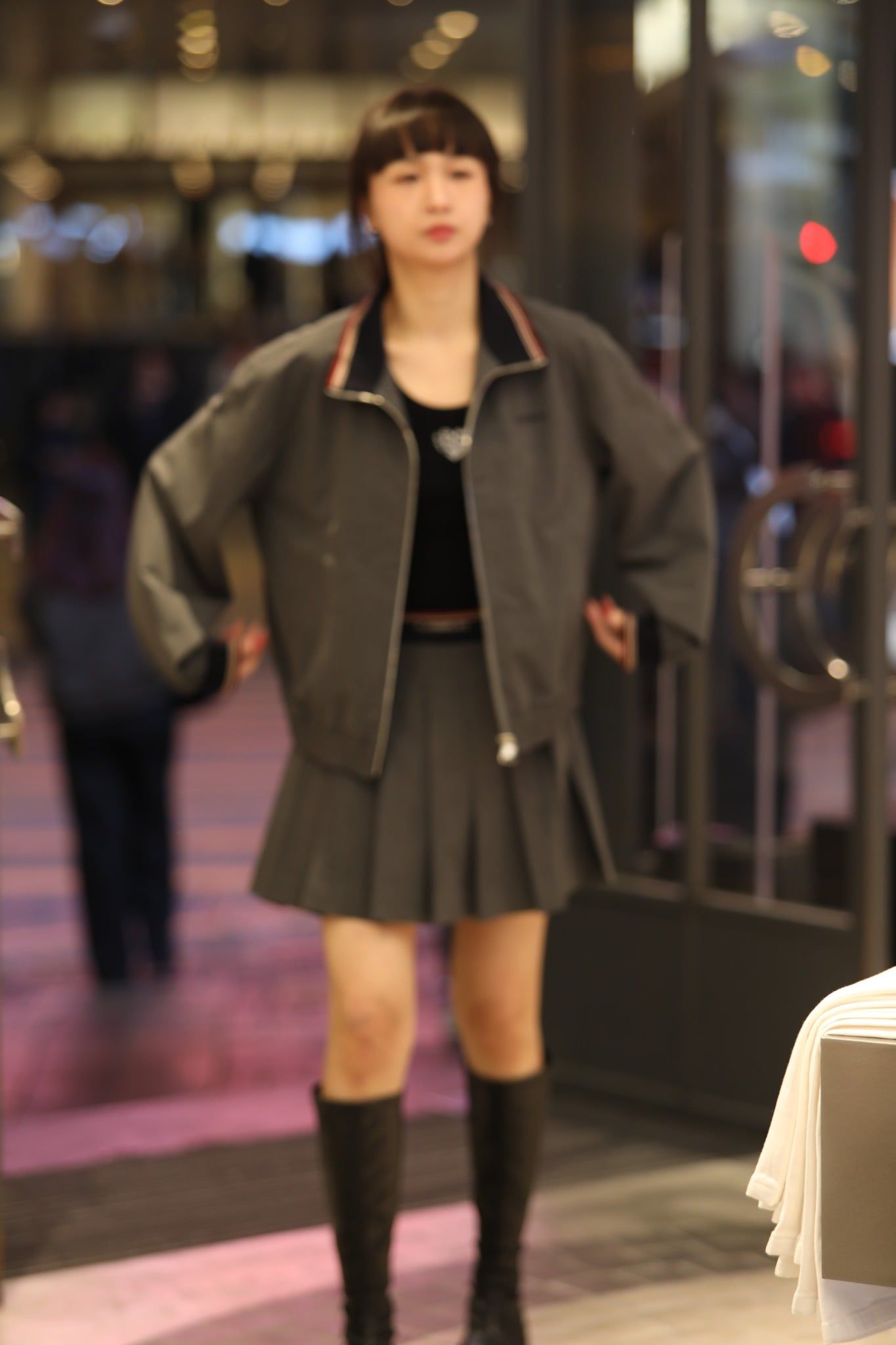  1.Áo khoác xám kéo khóa viền đỏ (SET) 