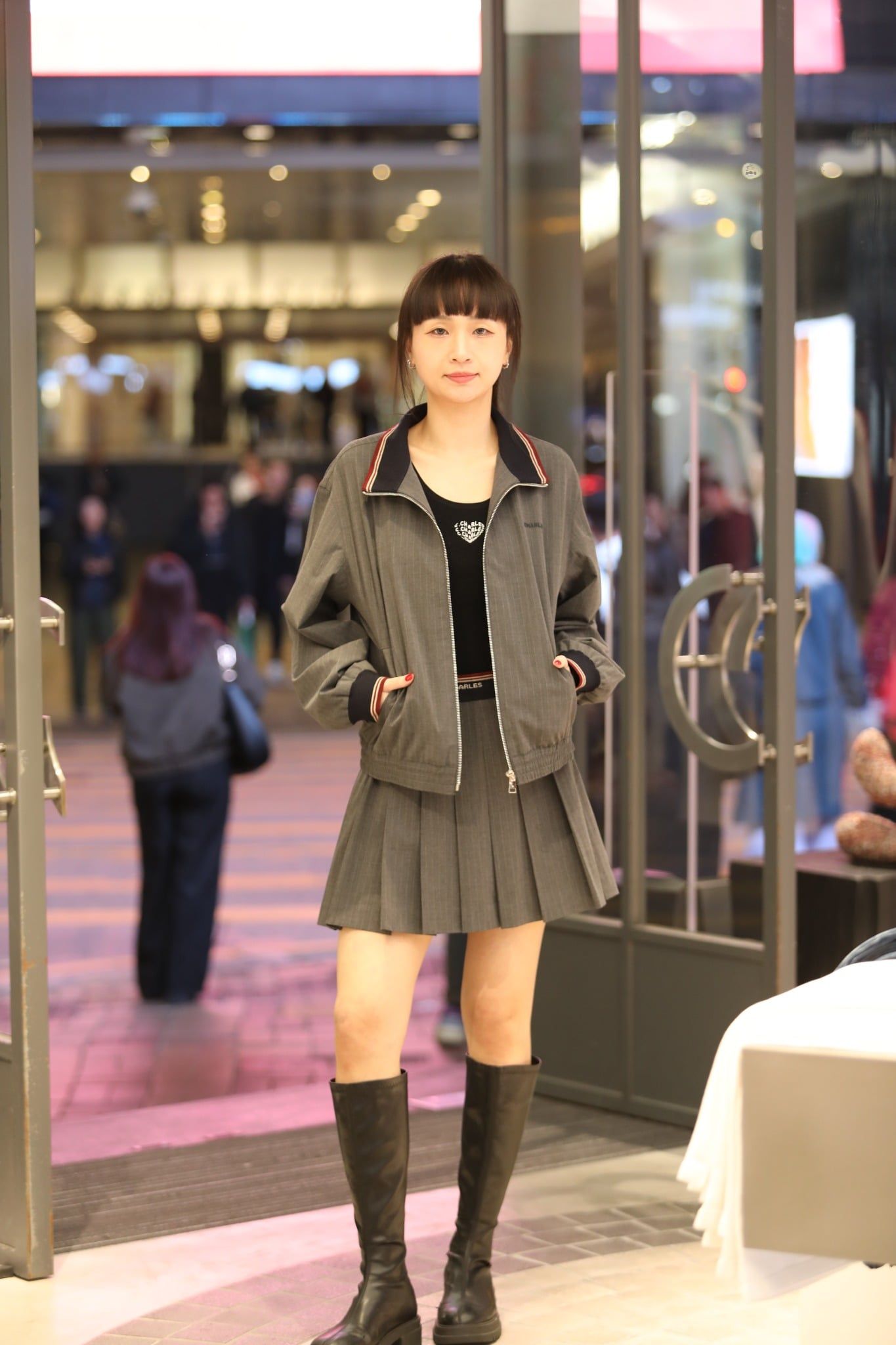  1.Áo khoác xám kéo khóa viền đỏ (SET) 