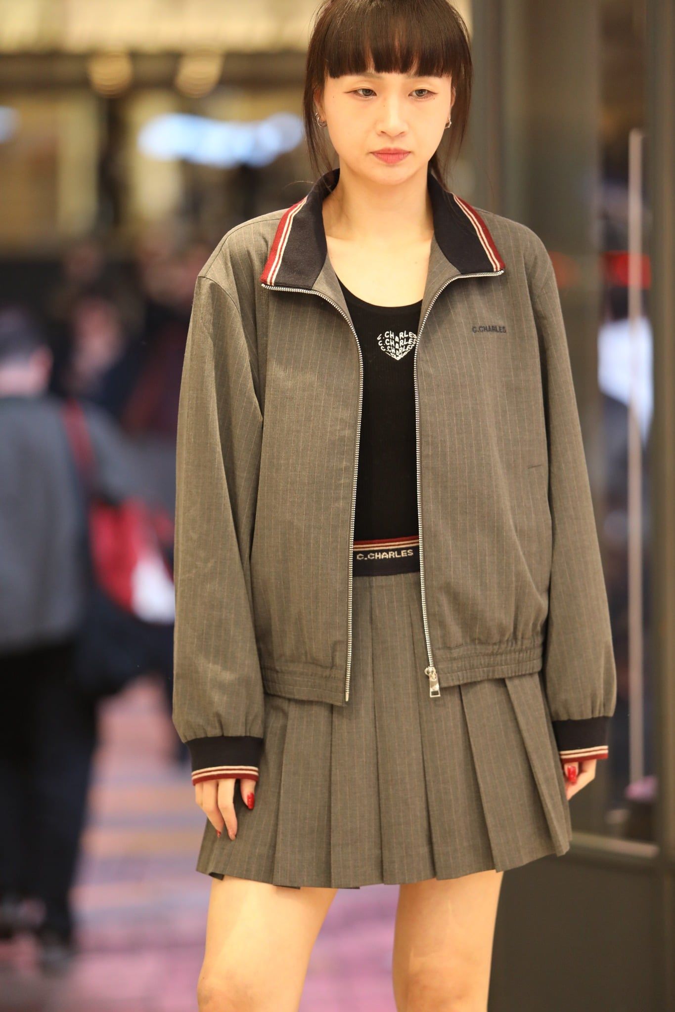  1.Áo khoác xám kéo khóa viền đỏ (SET) 