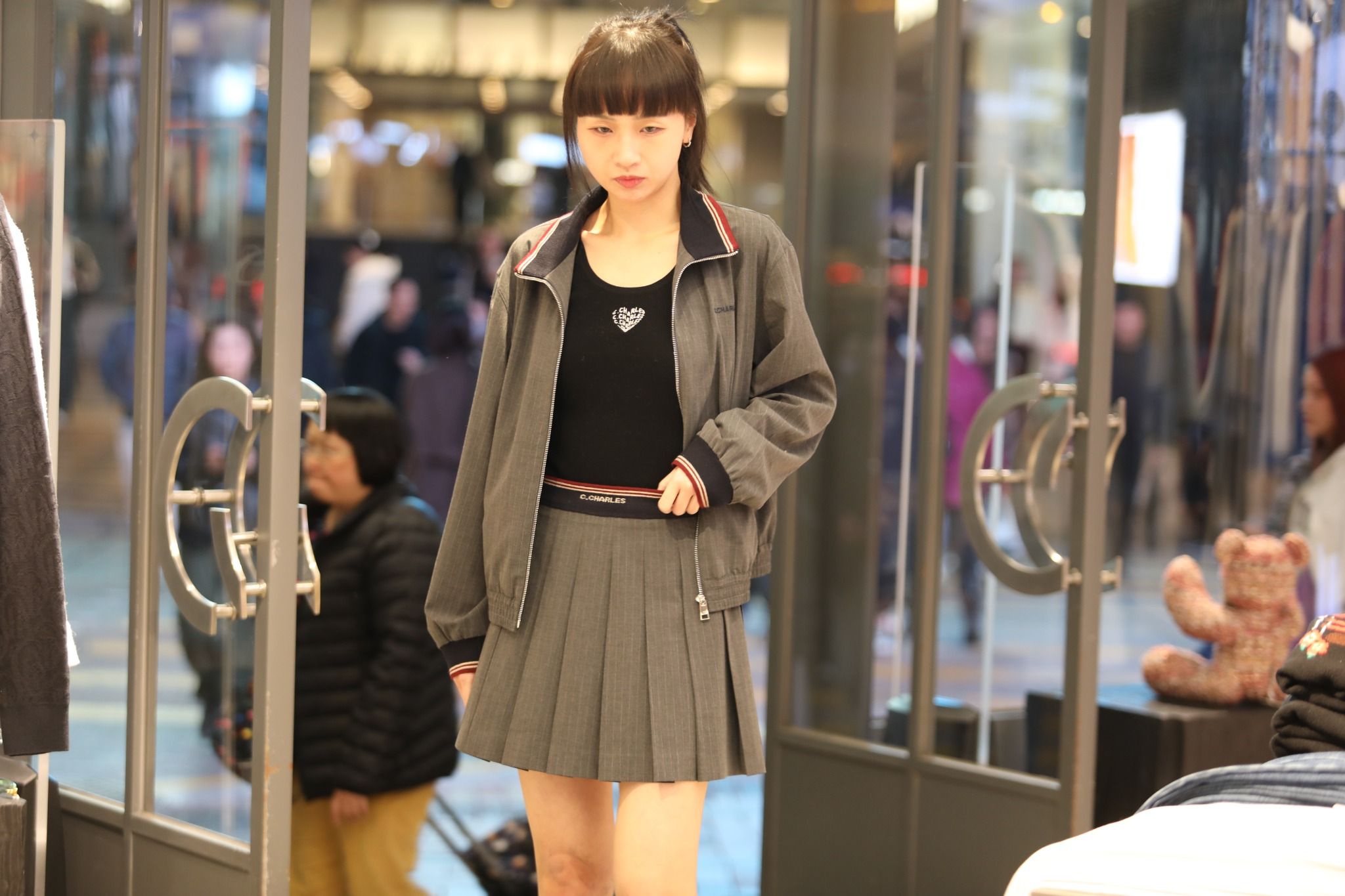  2.Chân váy ngắn xám kẻ chun đen(SET) 