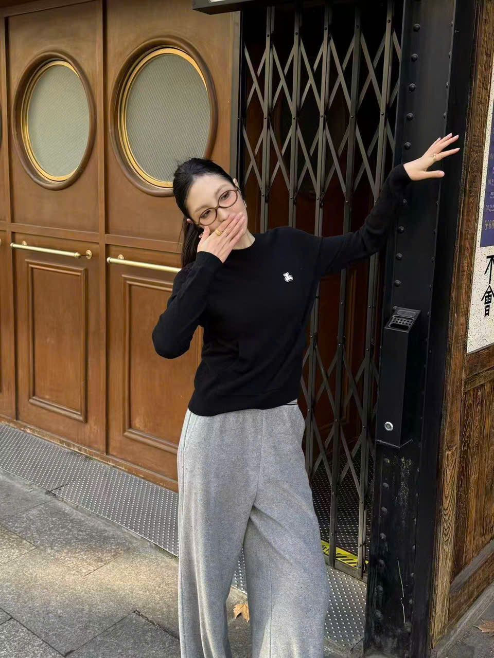  Áo len đen gấu trắng nhỏ 