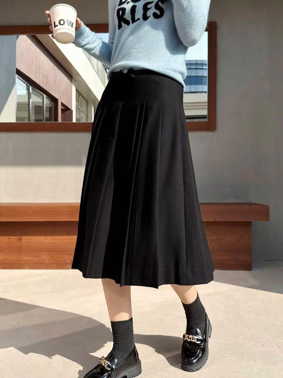  1.Chân váy dài đen eo đính nơ 