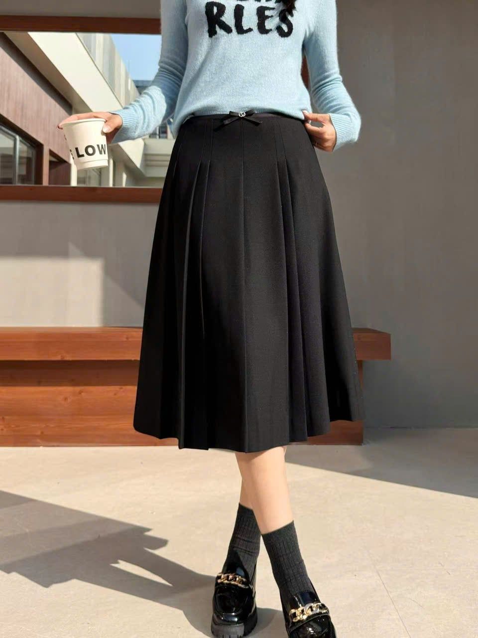  1.Chân váy dài đen eo đính nơ 