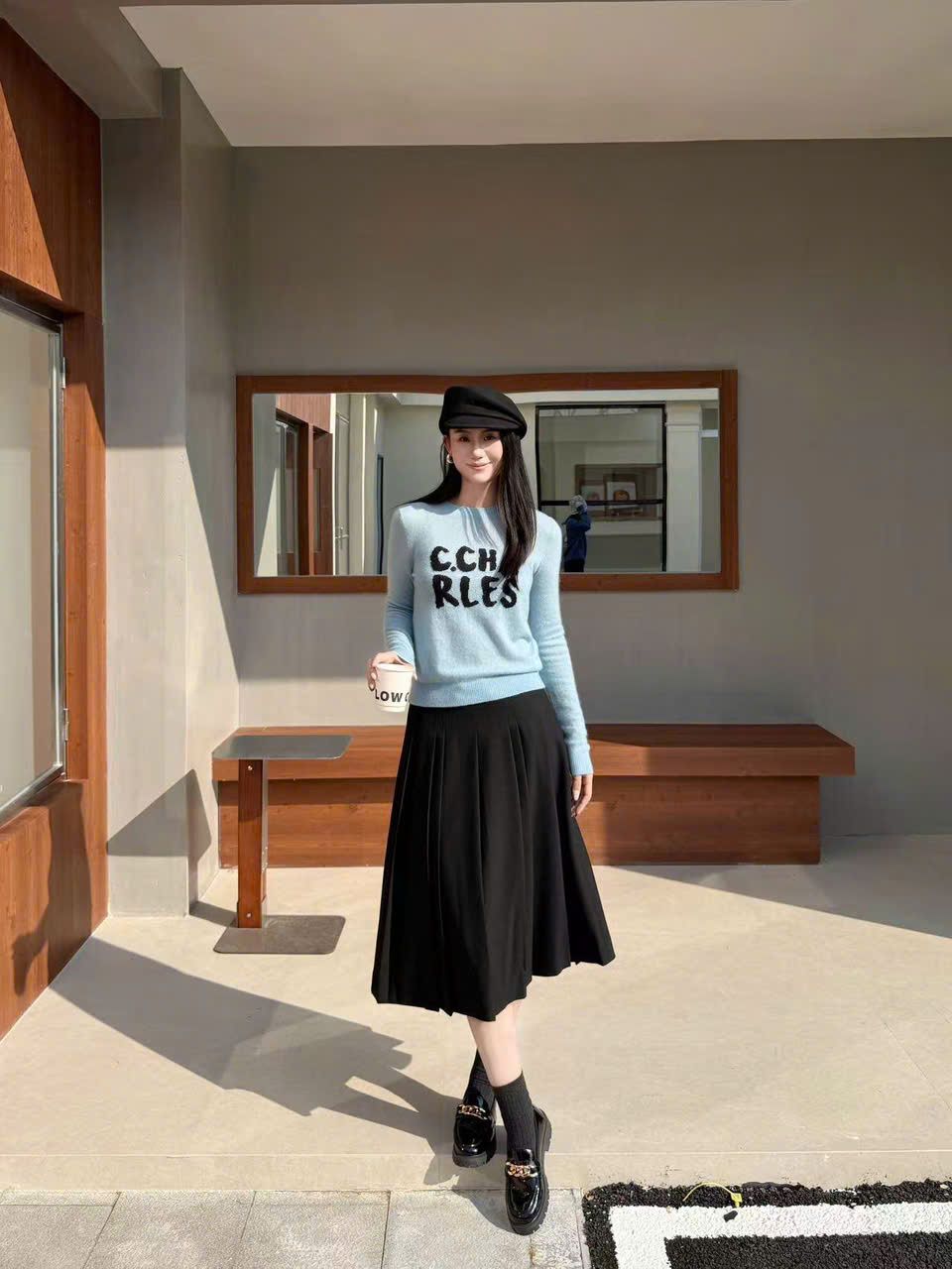  Áo len xanh ngọc chữ đen ngực 