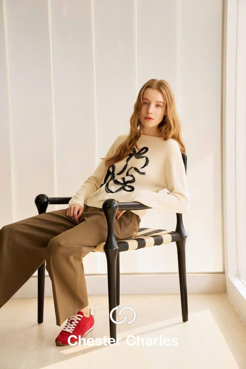  1.Áo len trắng họa tiết 3 nơ đen 