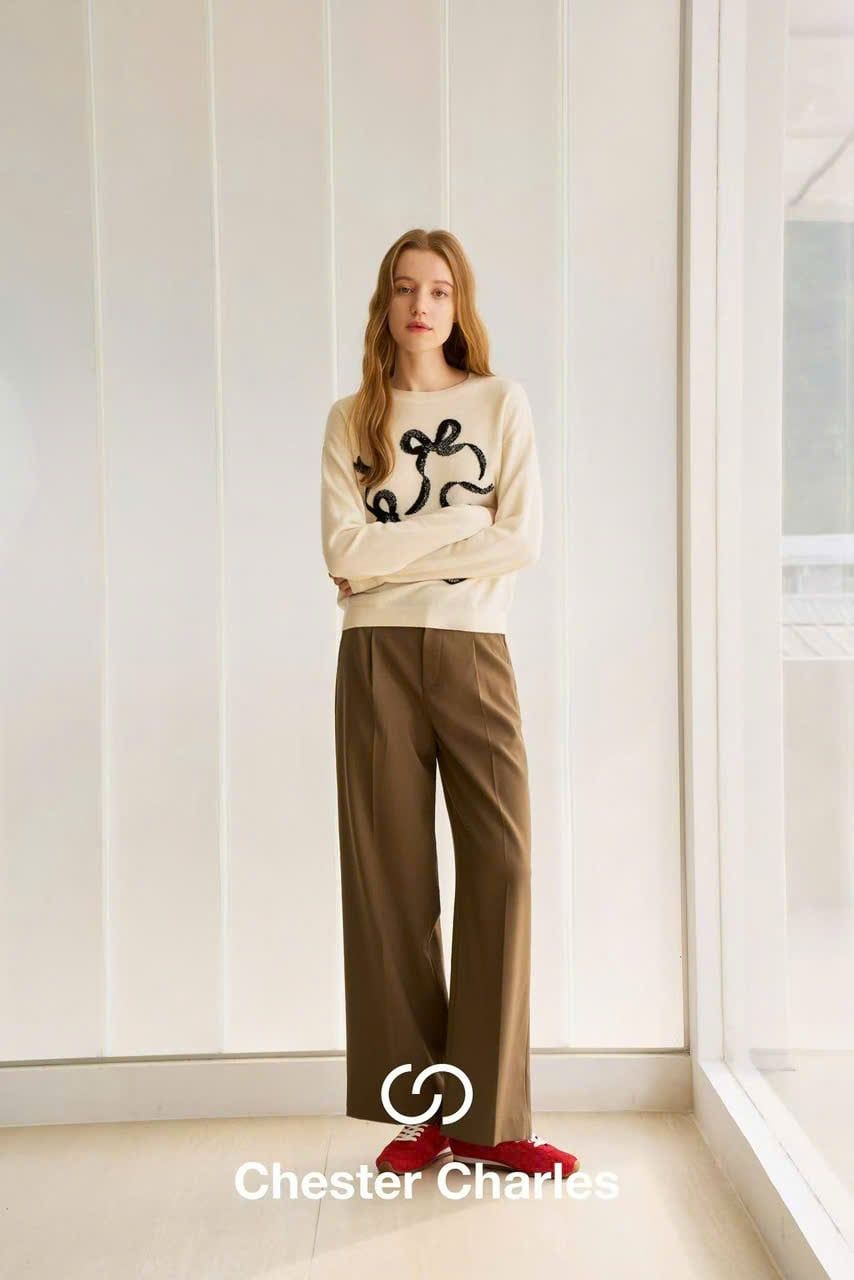  1.Áo len trắng họa tiết 3 nơ đen 