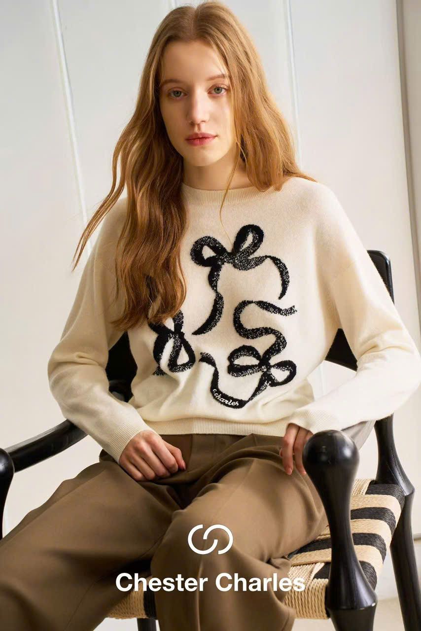  1.Áo len trắng họa tiết 3 nơ đen 