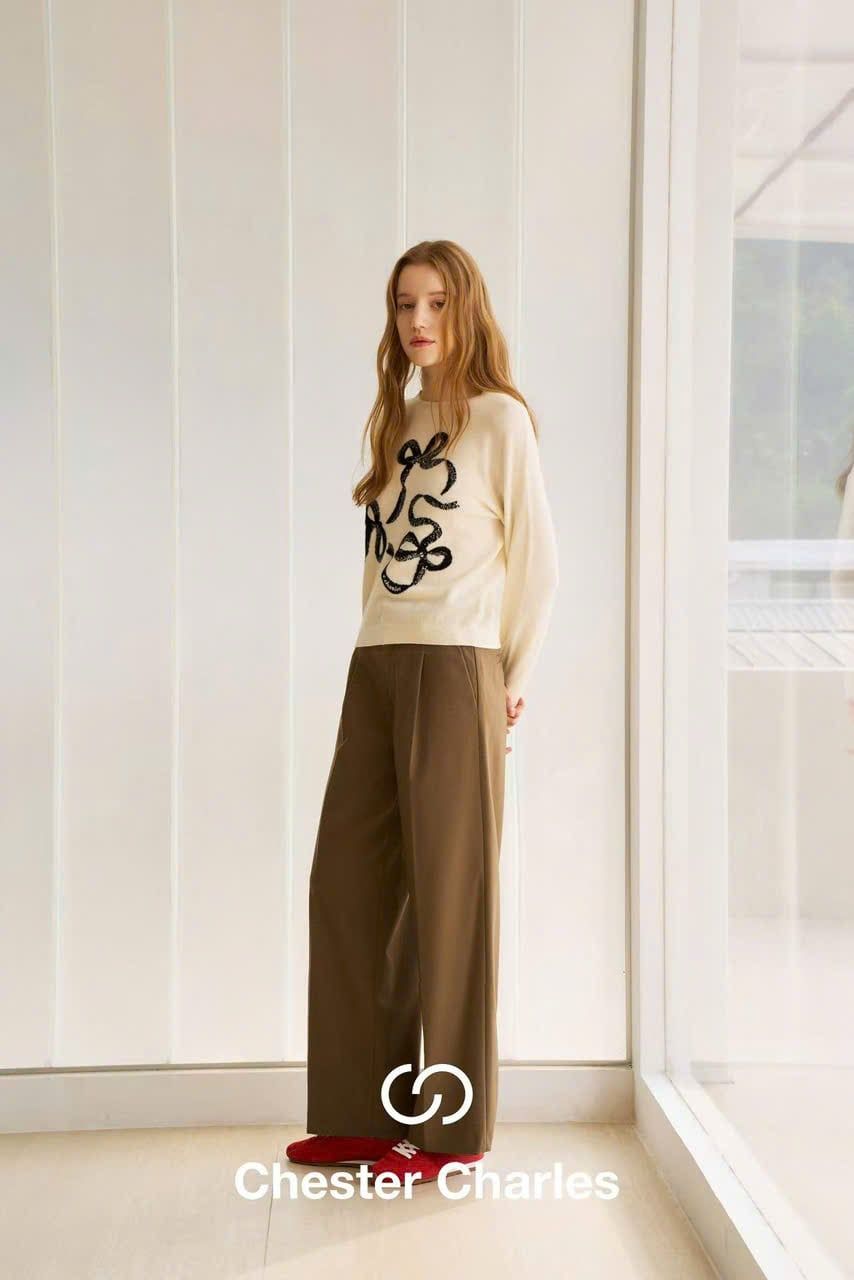  1.Áo len trắng họa tiết 3 nơ đen 