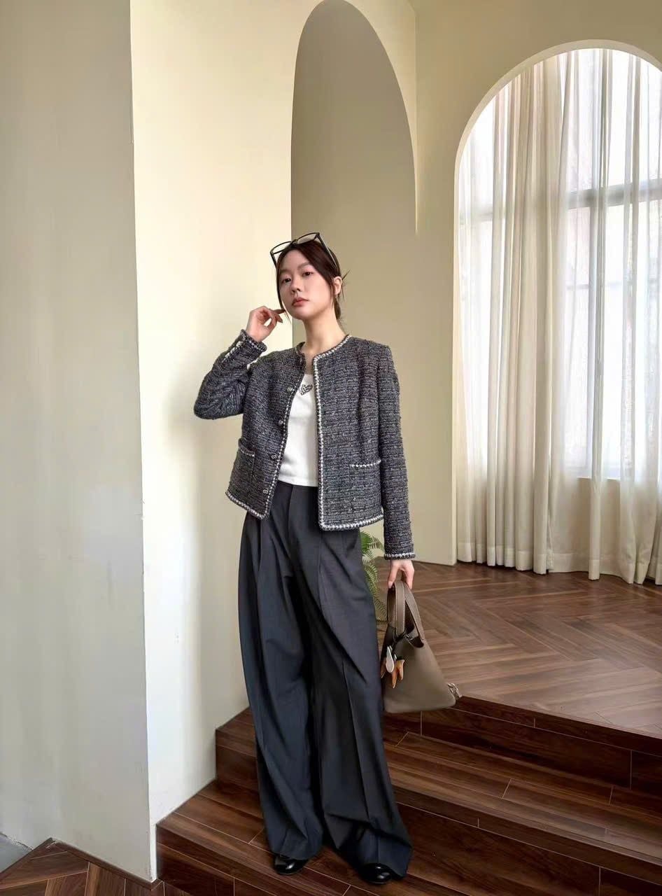  1.Áo Tweed xám 2 túi viền trắng 