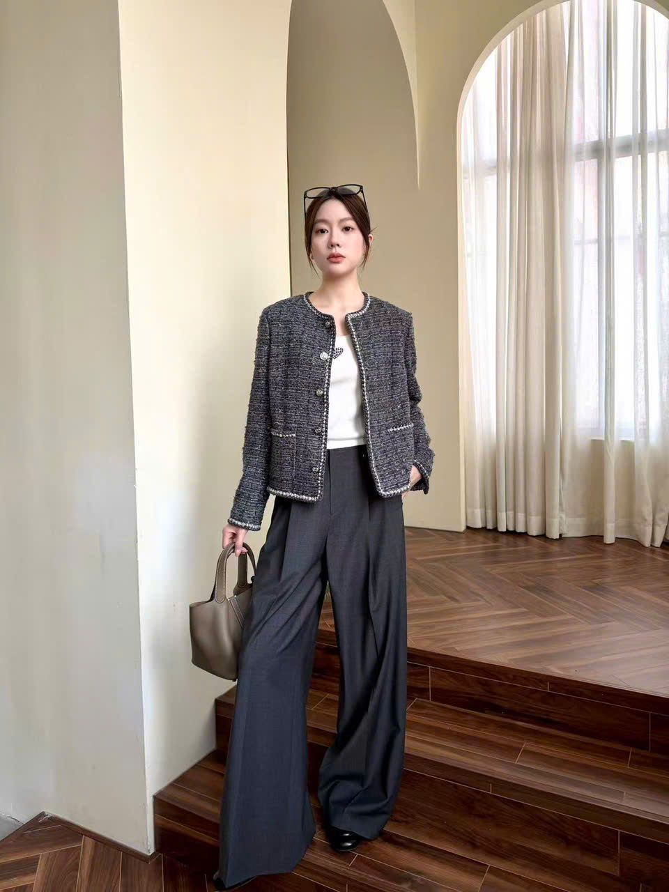  1.Áo Tweed xám 2 túi viền trắng 